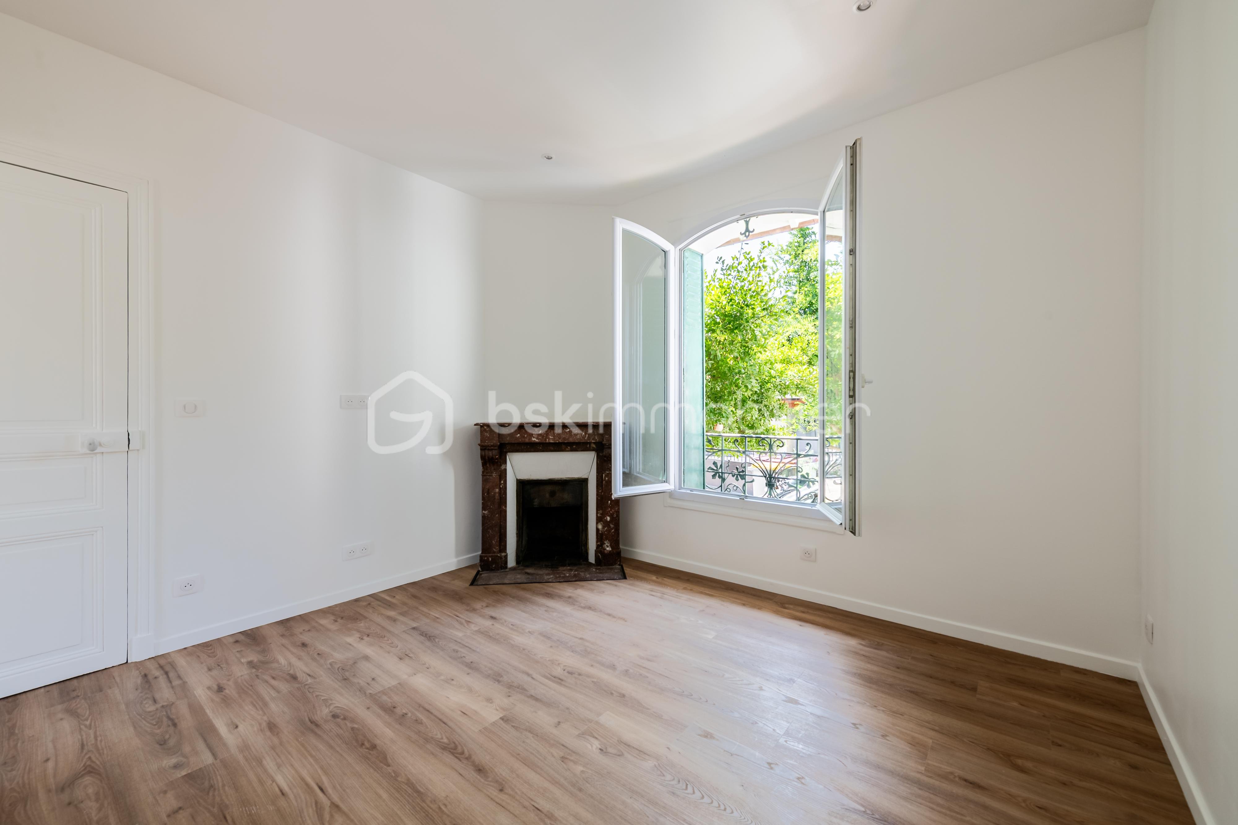 Appartement de 35,91 m² - salon cheminée 2.jpg