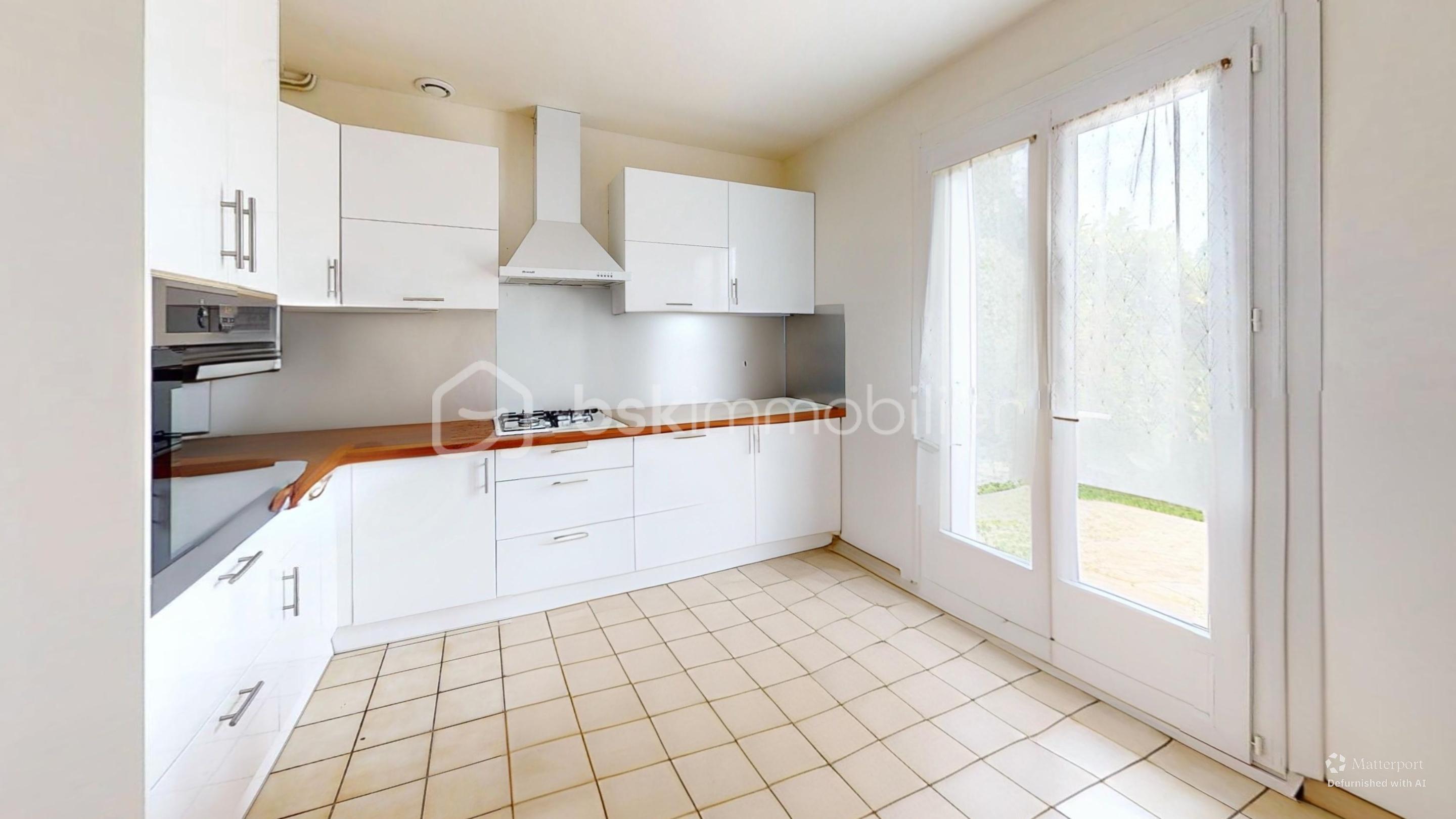 Rue-Alfred-de-Vigny-Kitchen-Defurnished.jpg