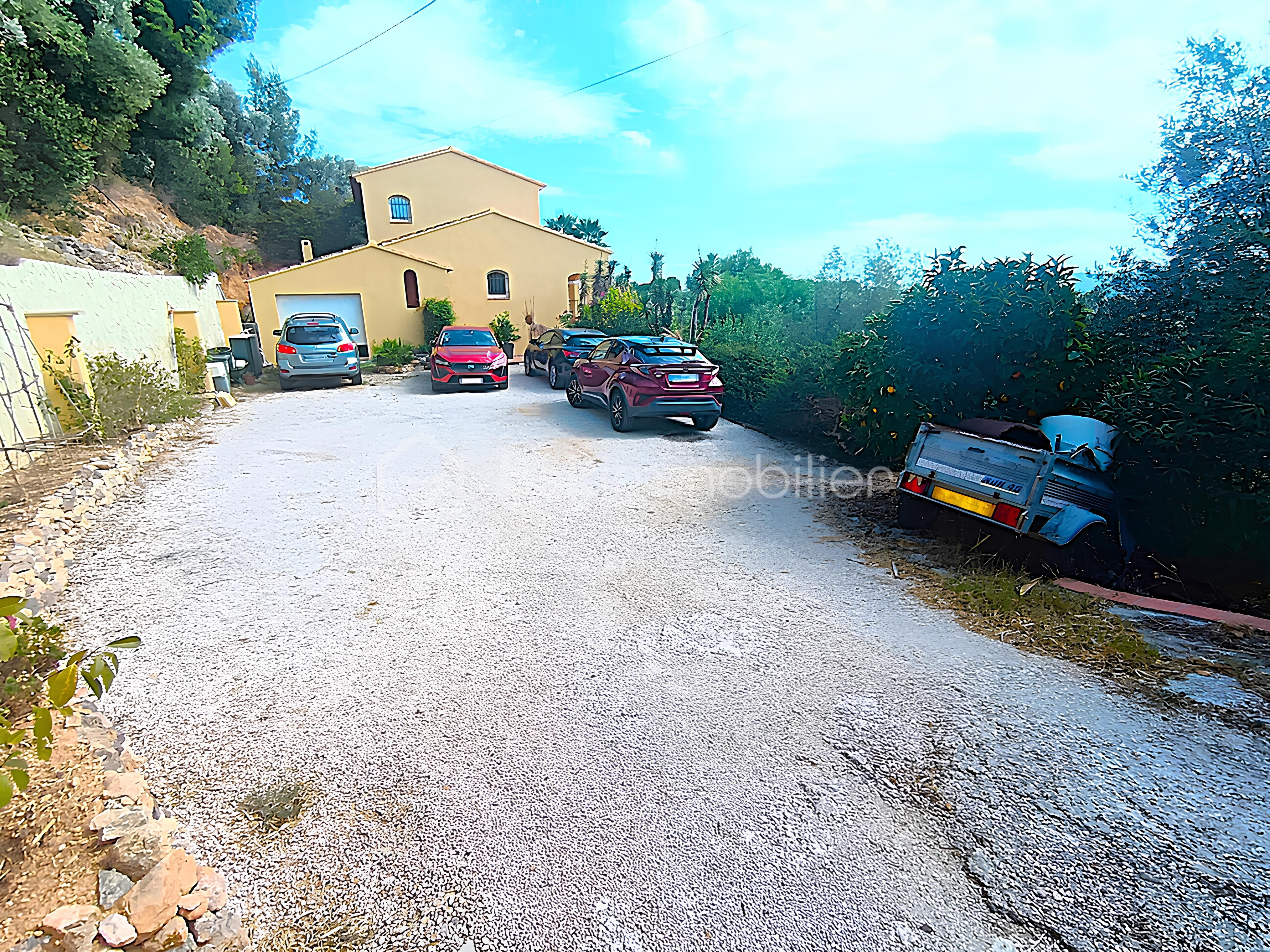 Maison de 225 m² - 28 PARKING 1.jpg