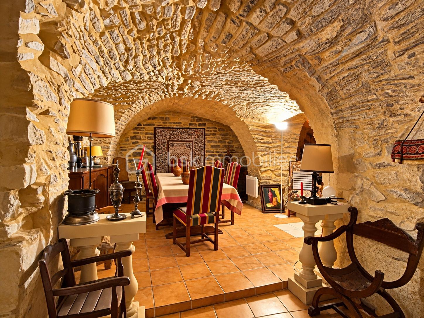 Salle à manger rustique sous voûtes de pierre.png
