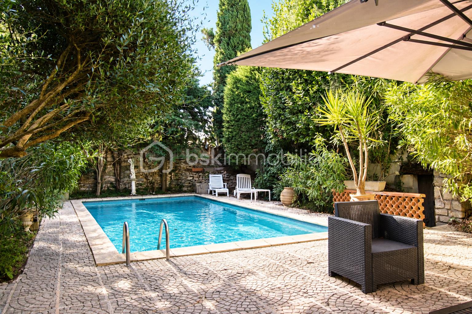 Patio méditerranéen avec piscine turquoise.png