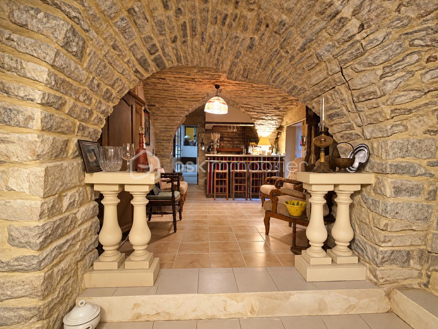 Cave voûtée avec bar rustique.png