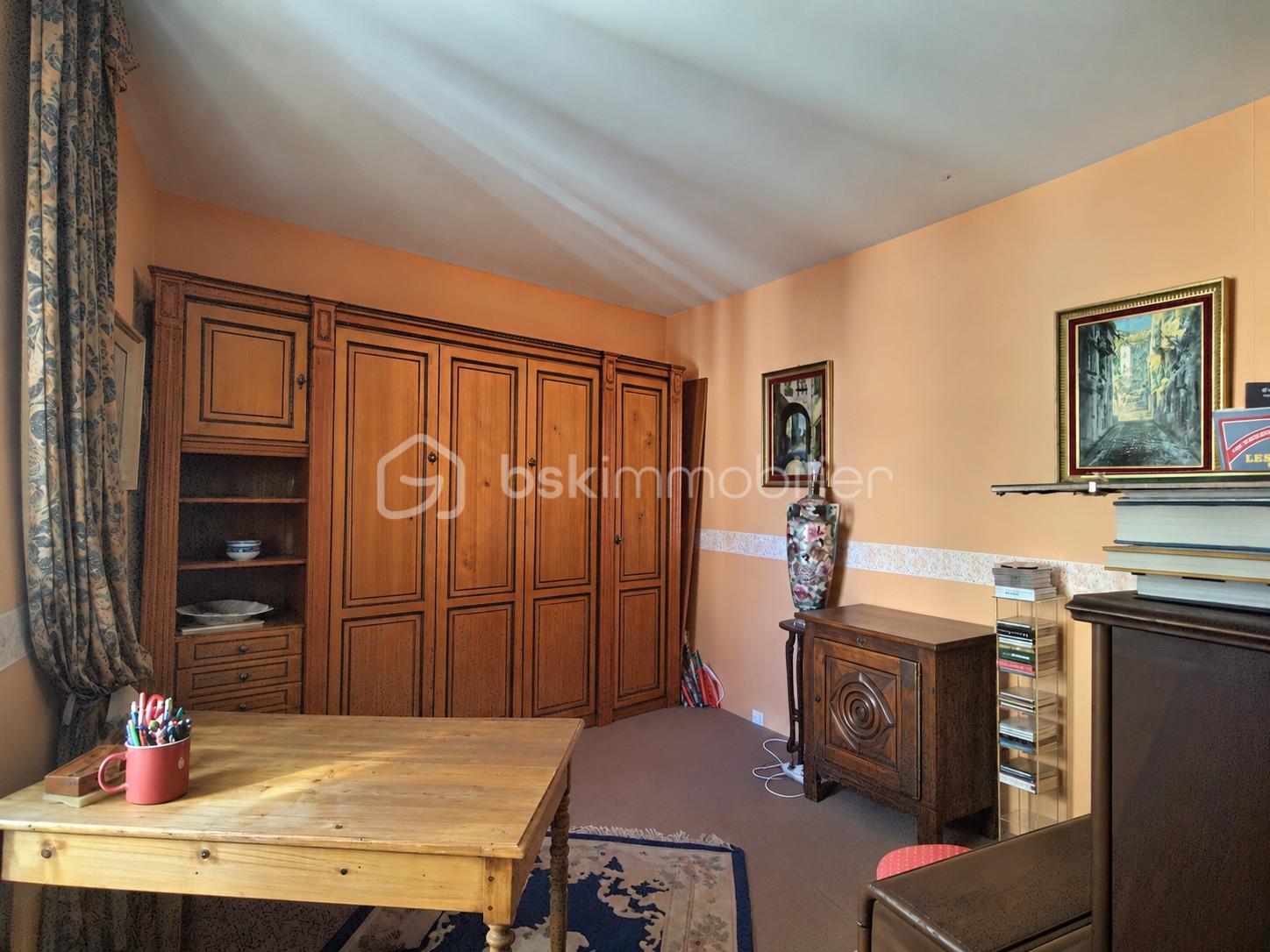 Bureau chaleureux sans documents.png