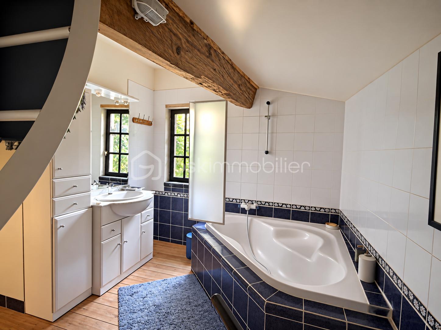 Salle de bain mansardée chaleureuse et lumineuse.png