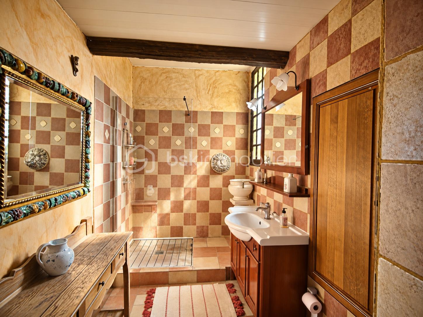 Salle de bain rustique baignée de lumière.png