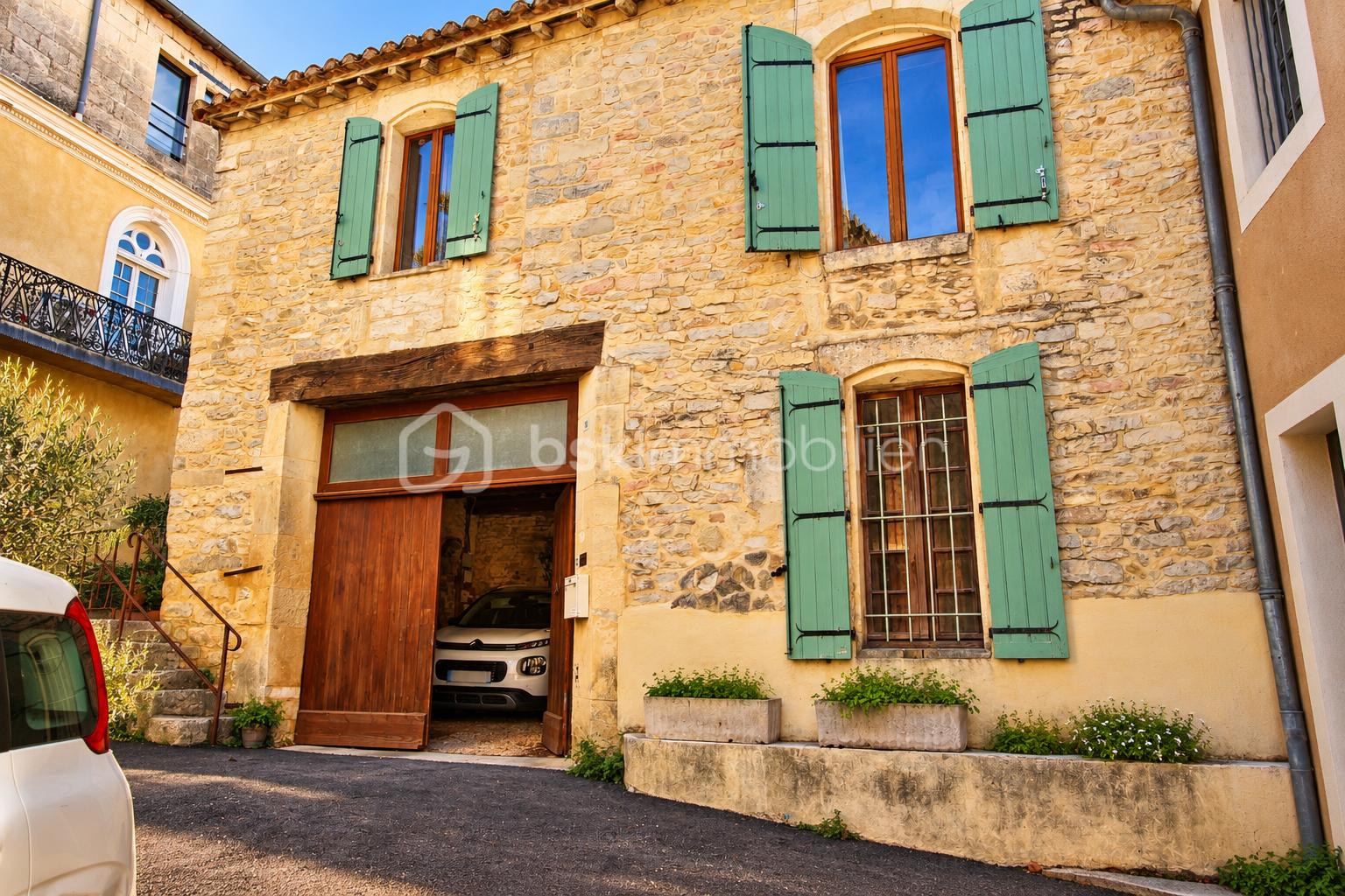 Maison provençale en pierre au soleil.png