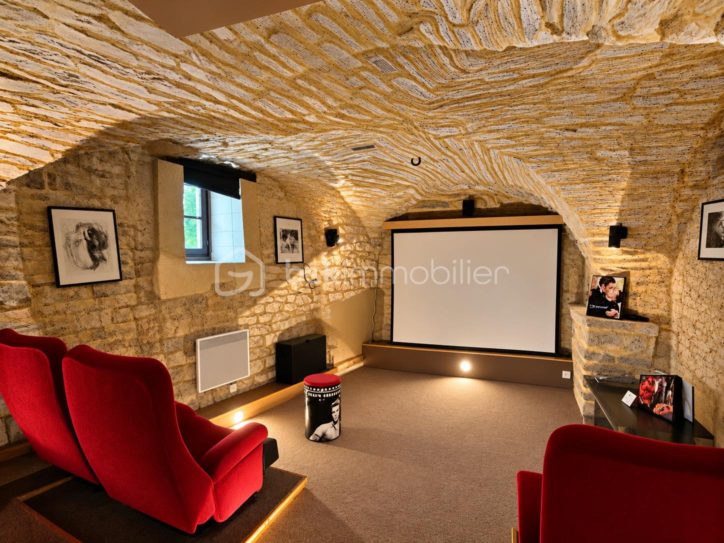 Cinéma chaleureux dans une voûte en pierre.png