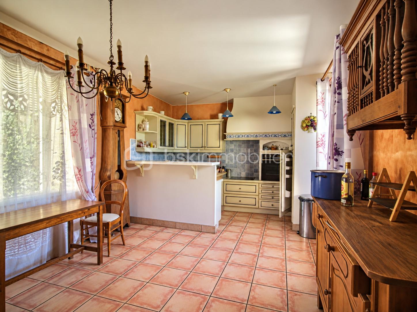 Cuisine campagnarde baignée de soleil.png