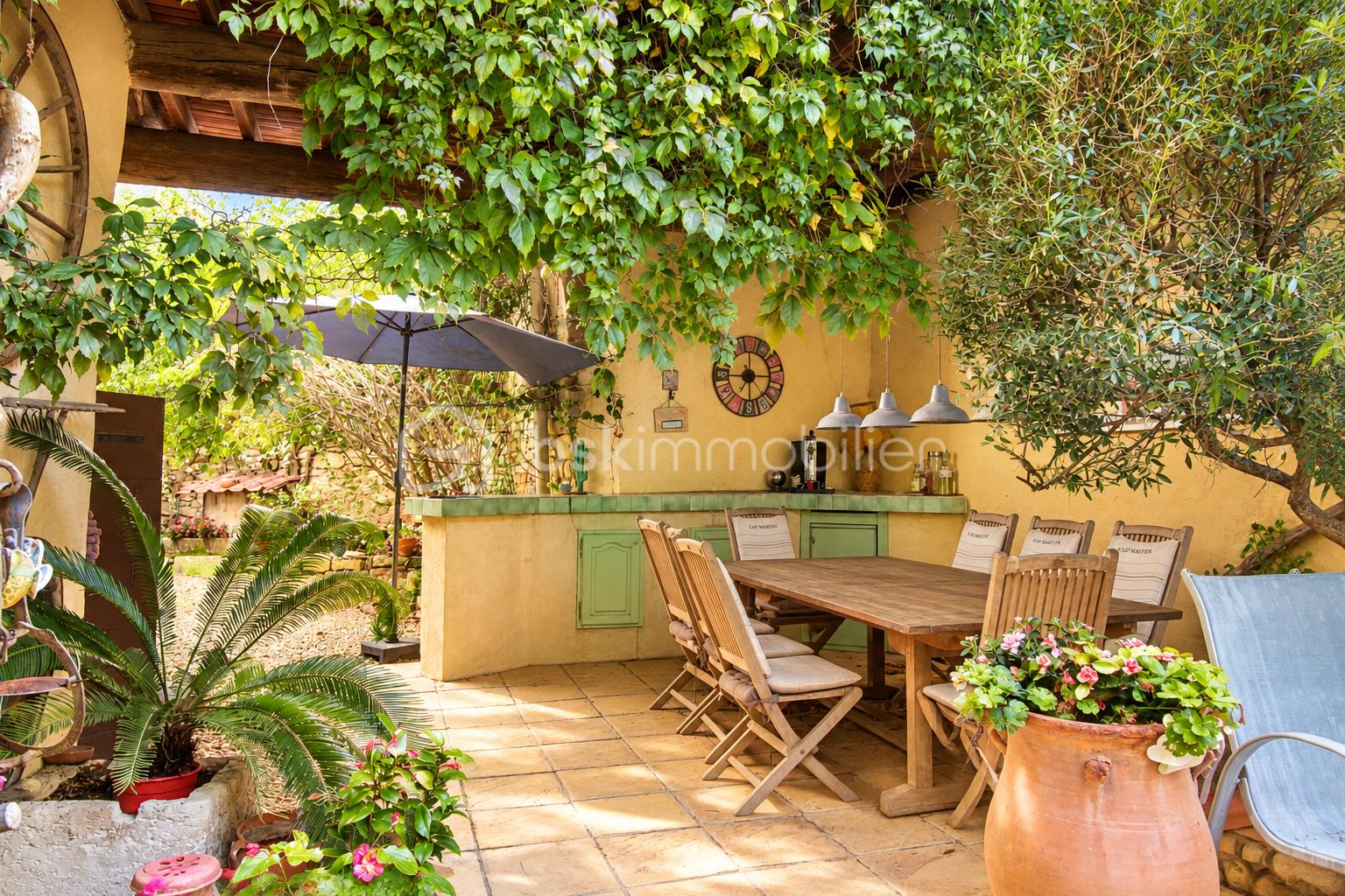 Patio méditerranéen fleuri et ombragé.png