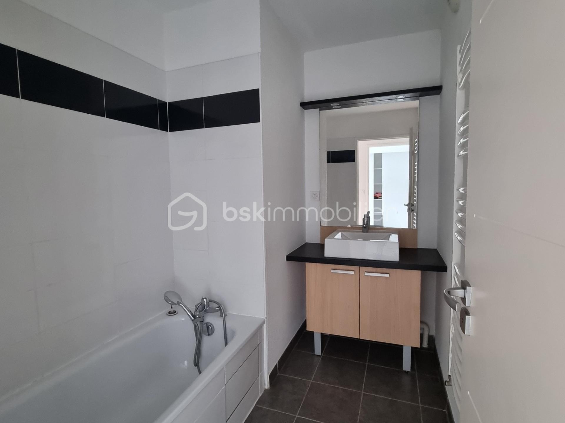 Appartement de 63,46 m² - Salle de bain éclaircie.jpg