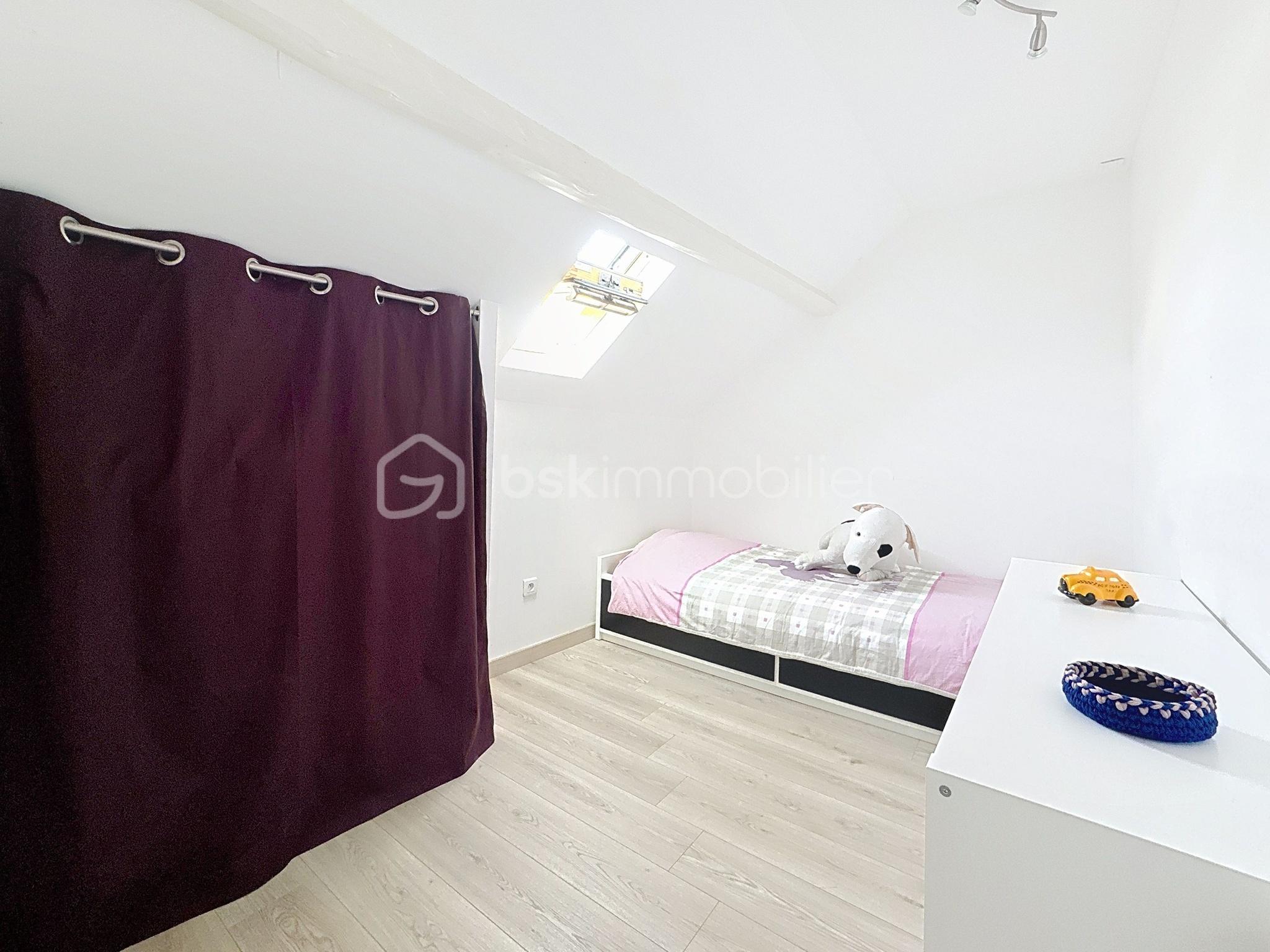 Maison ancienne de 145 m² - Chambre etage 2.jpg