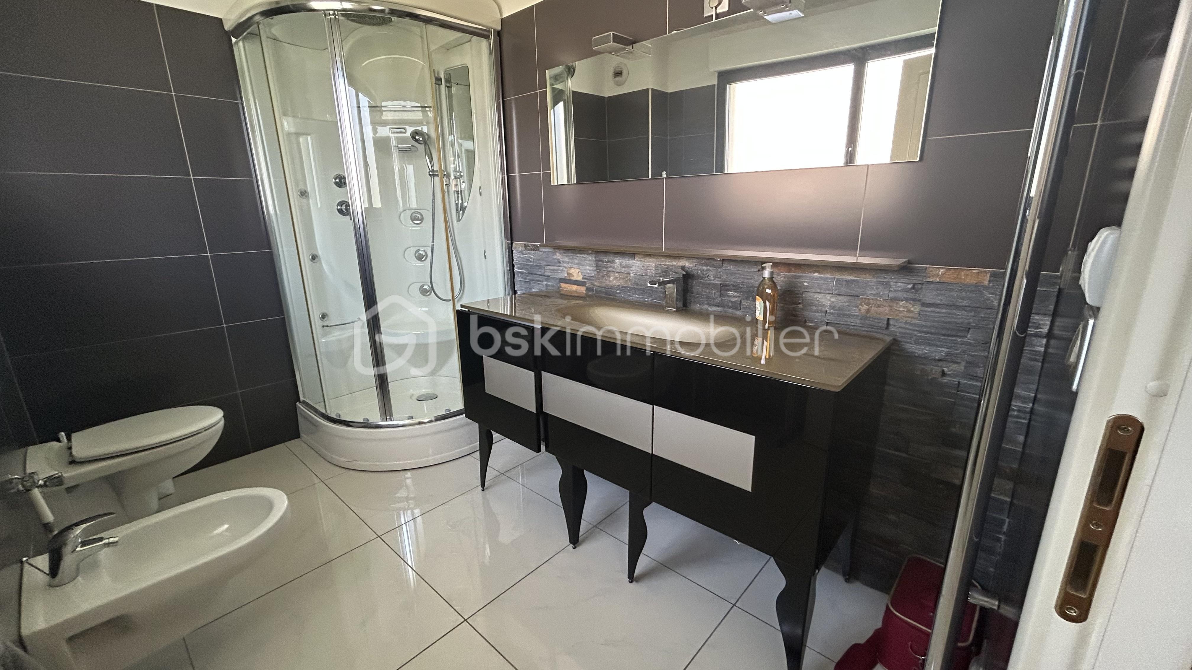 Appartement de 161 m² - Salle d'eau 1.jpg