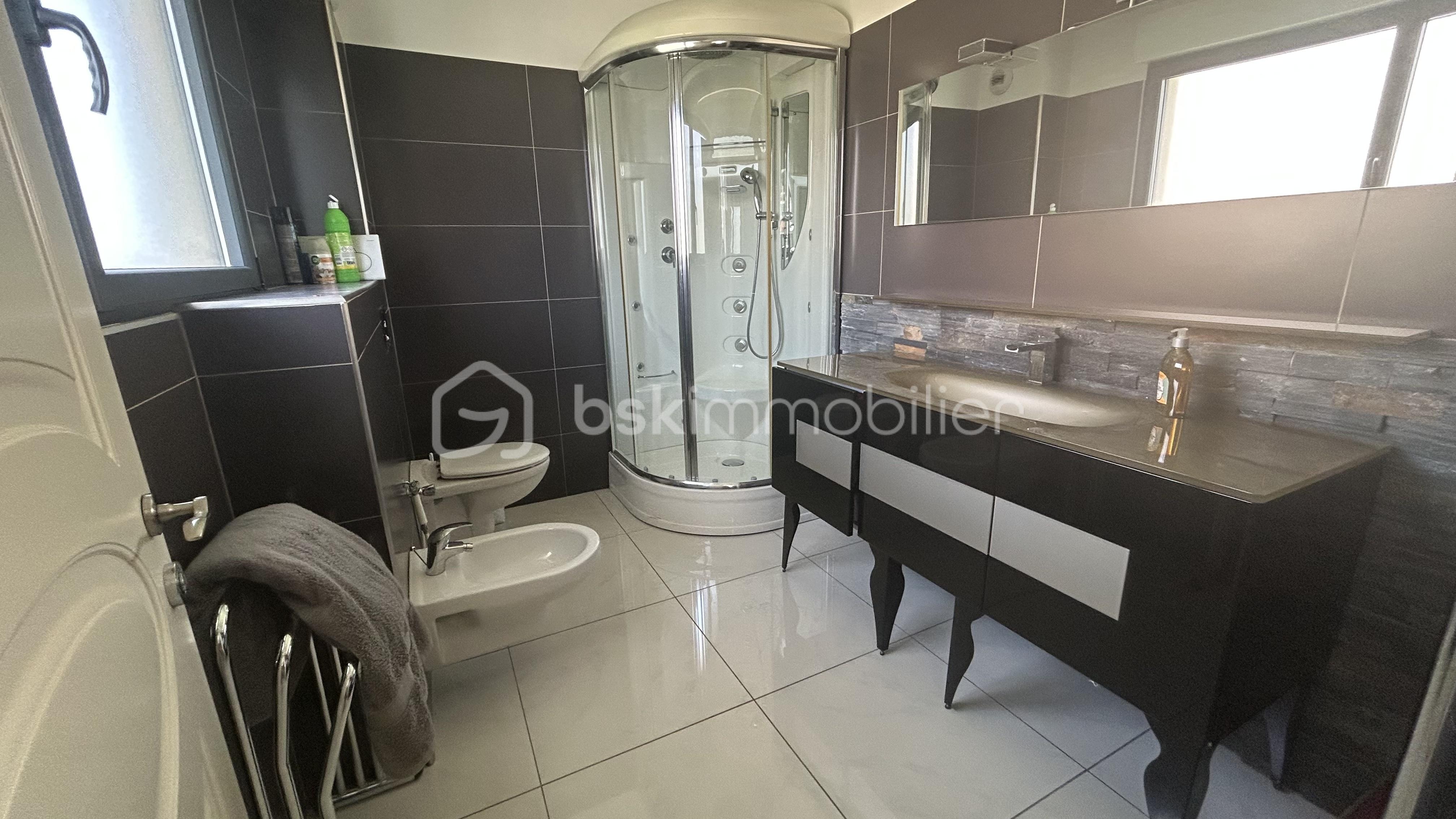 Appartement de 161 m² - Salle d'eau 1.jpg