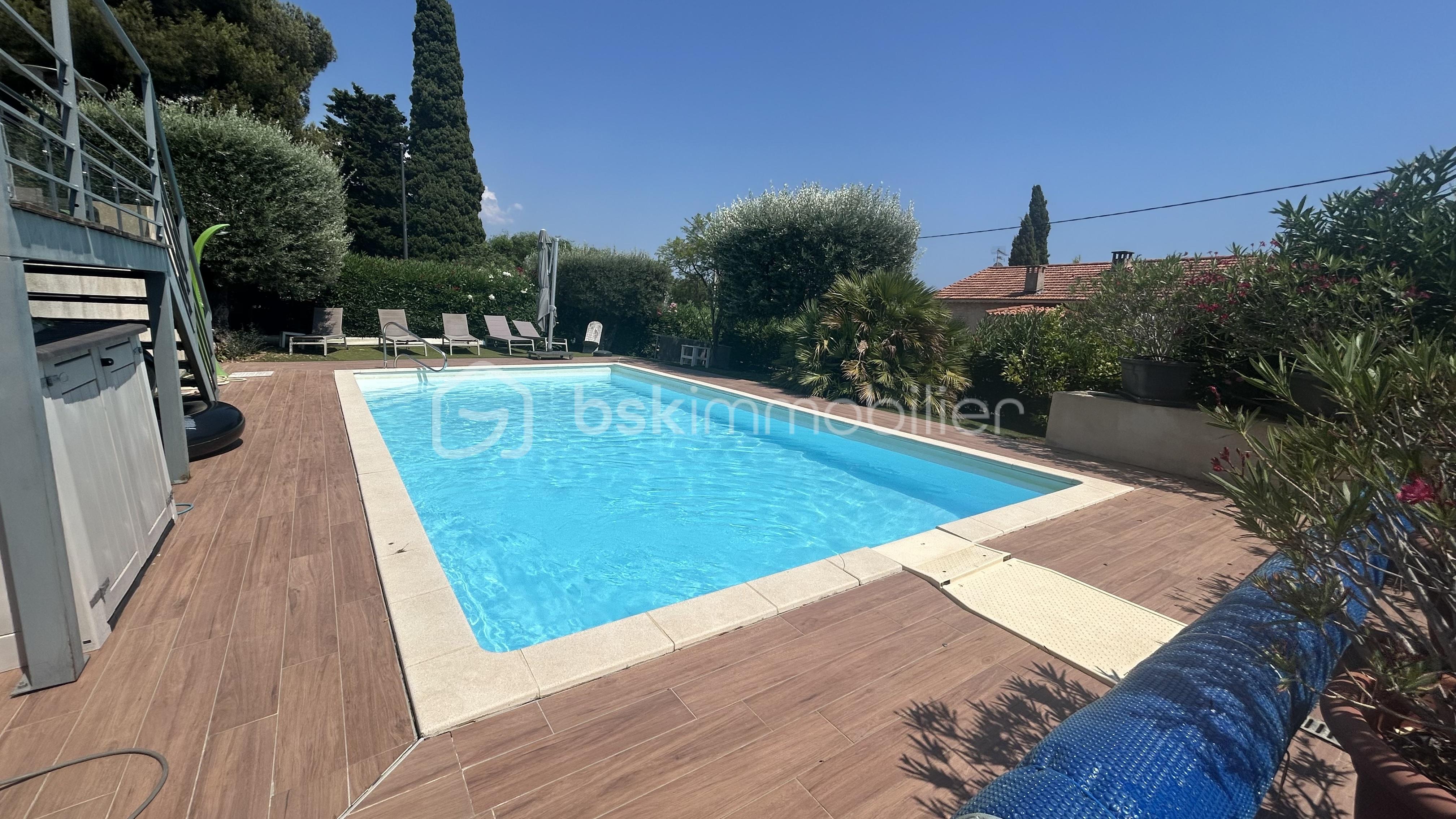 Appartement de 161 m² - Arrière piscine.jpg