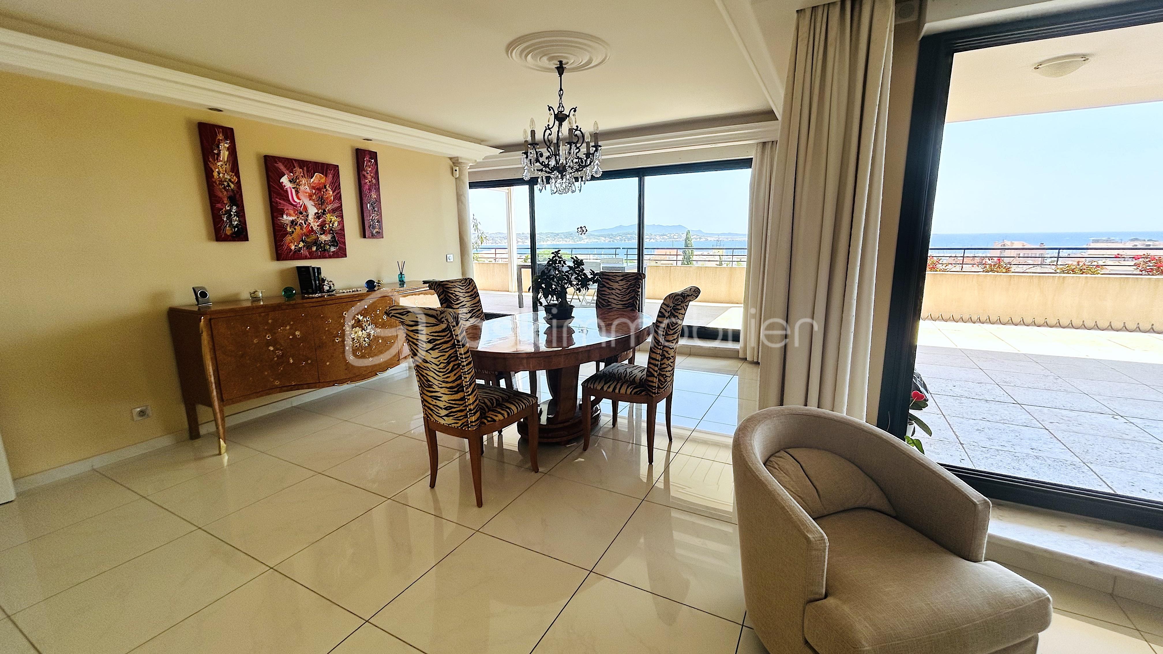 Appartement de 161 m² - Salle à manger vue mer.jpg