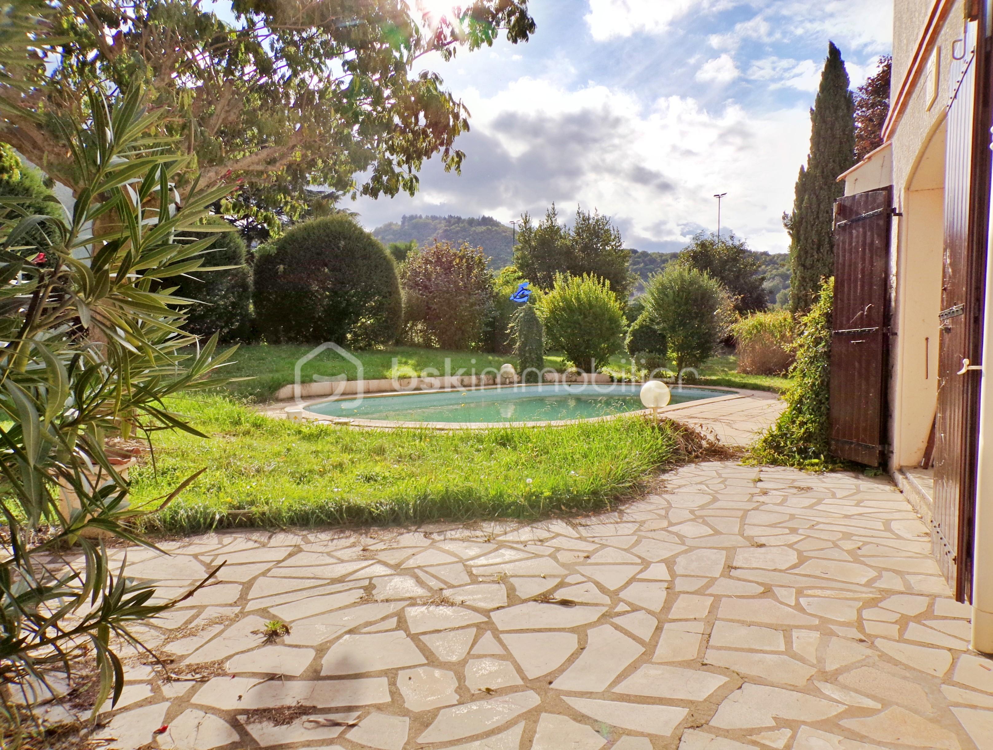 Maison traditionnelle de 197 m² - Terrasse + piscine.JPG