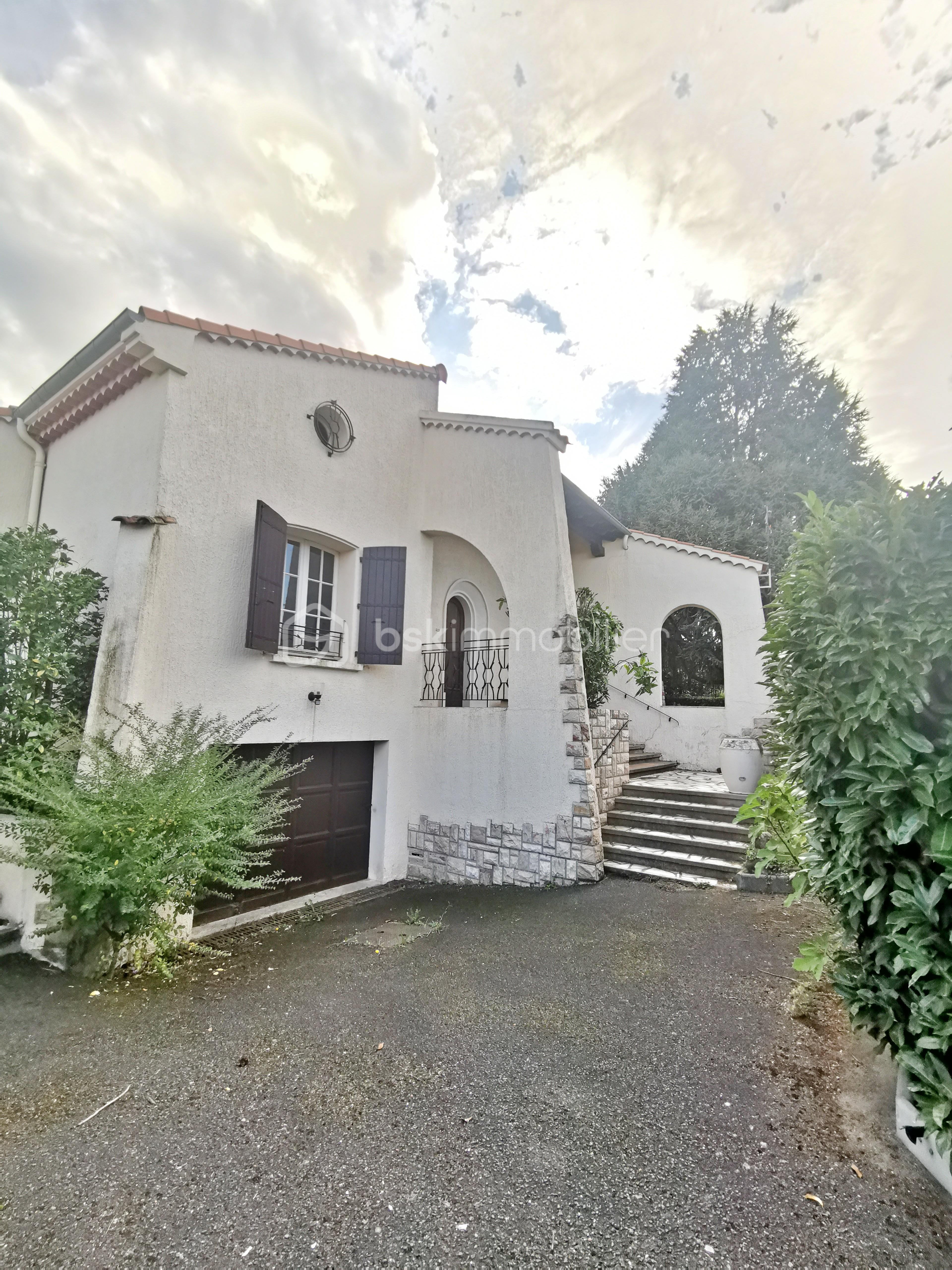 Maison traditionnelle de 197 m² - Vue entrée.jpg