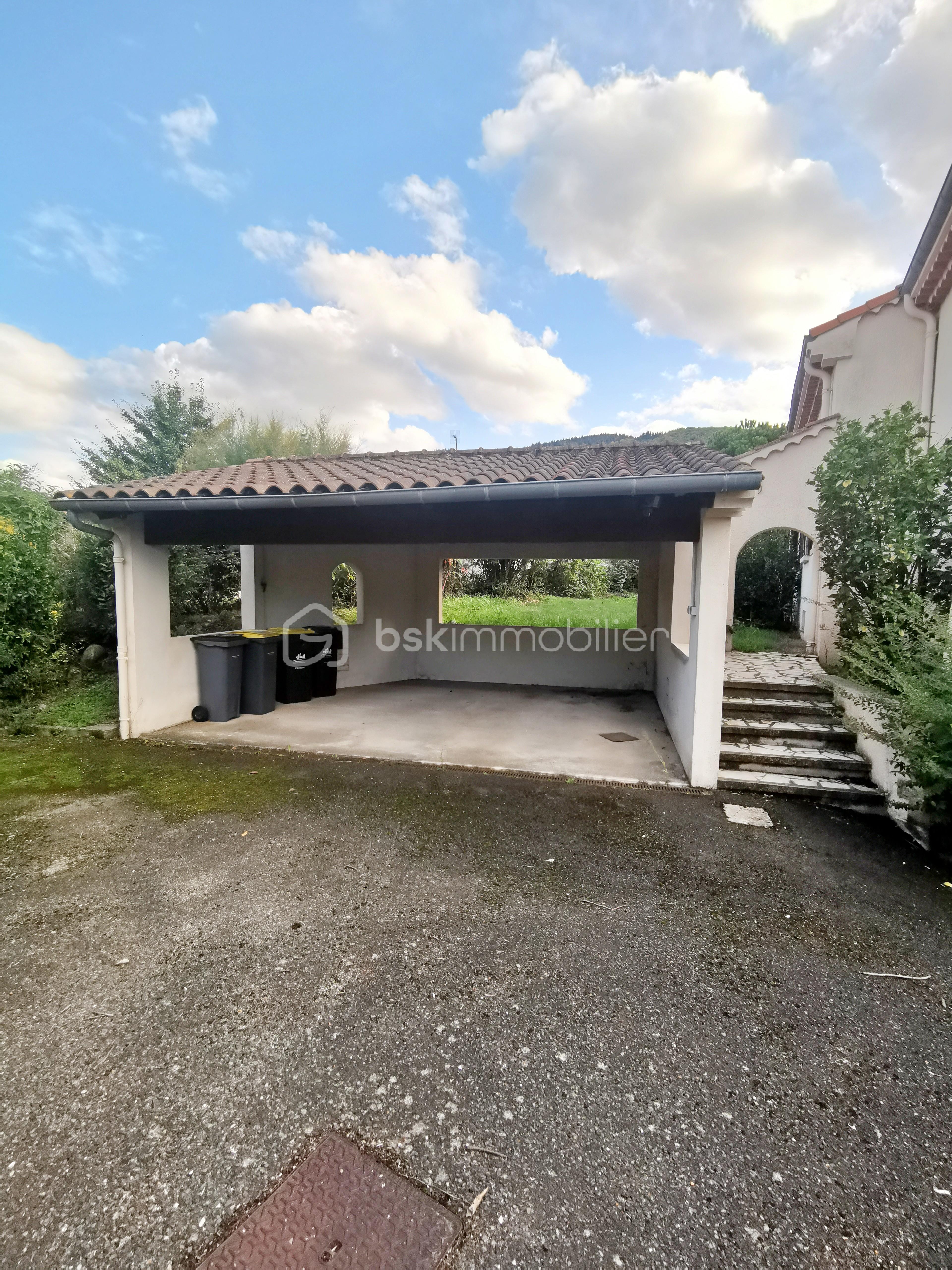 Maison traditionnelle de 197 m² - Carport.jpg