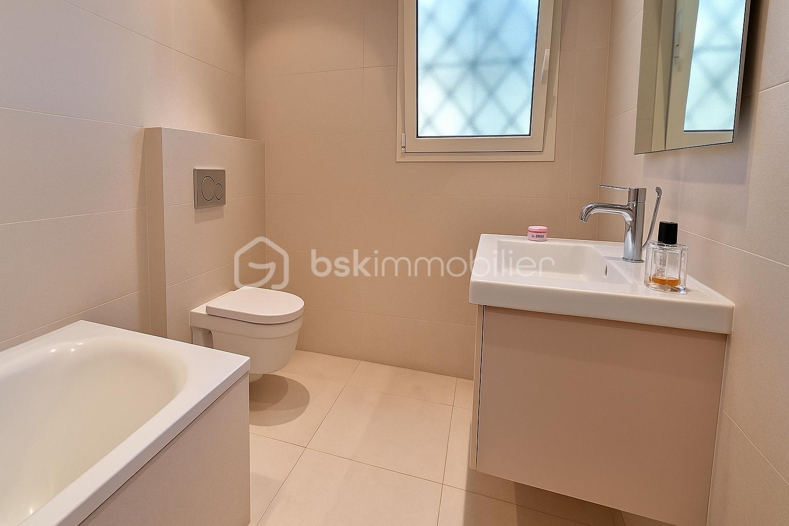 Maison traditionnelle de 241,69 m² - salle de bain.png