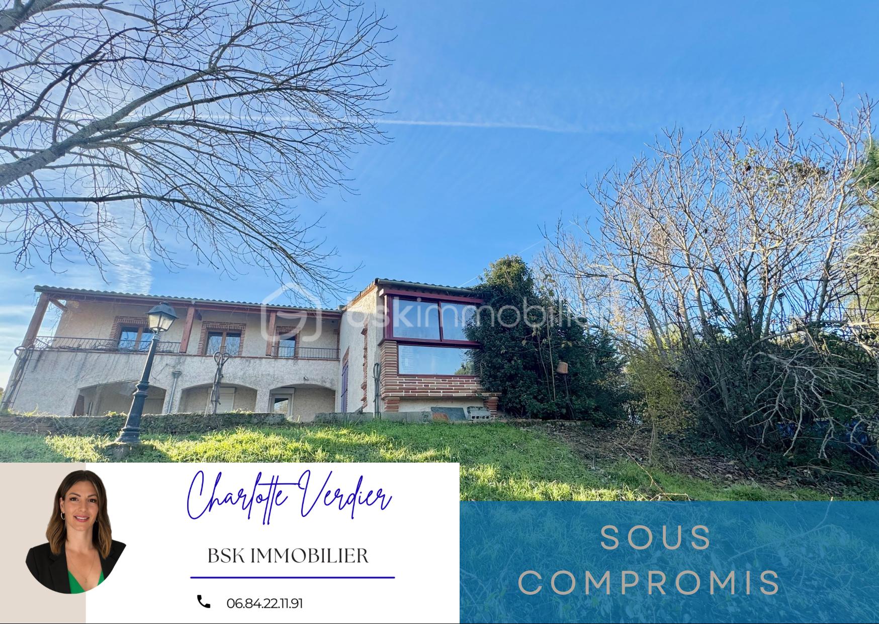 Clair Marron Maison Vendu Carte postale - 1.png