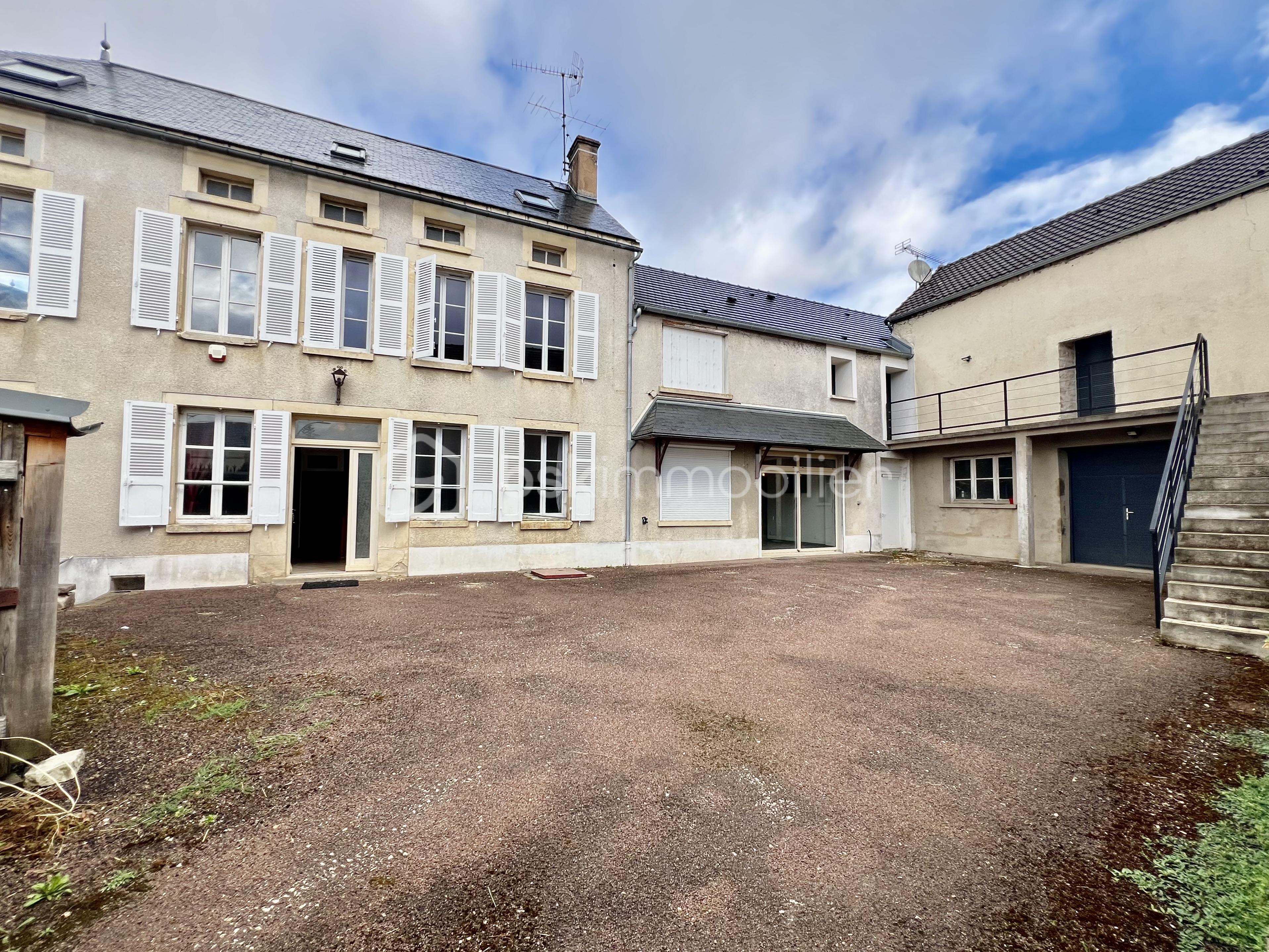 Maison 10 pièces 193 m² · à Lezinnes · 193 m² · 259 900 €