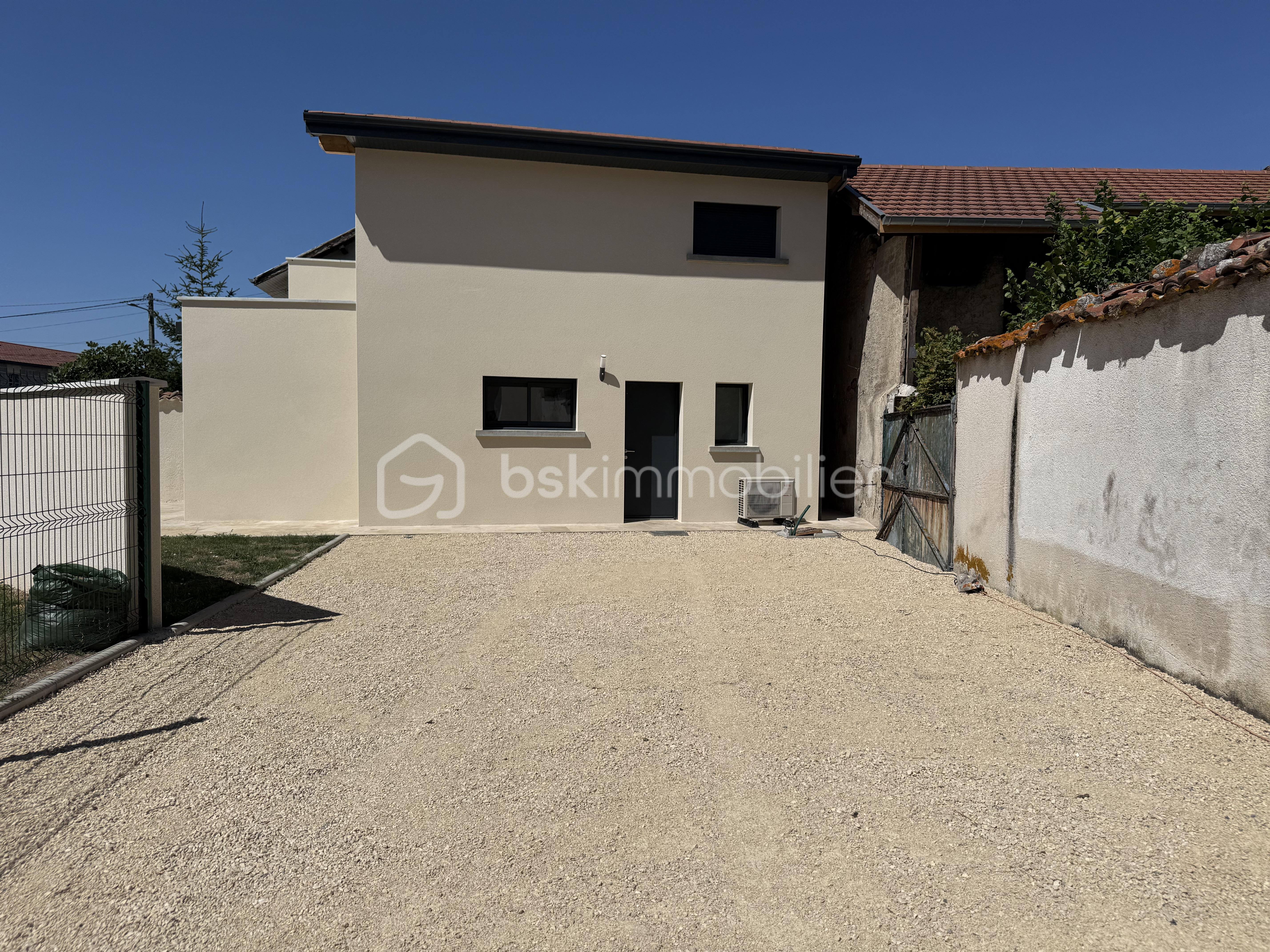 maison la Frette Lapidaire 28 annexe extérieur Cour.jpeg