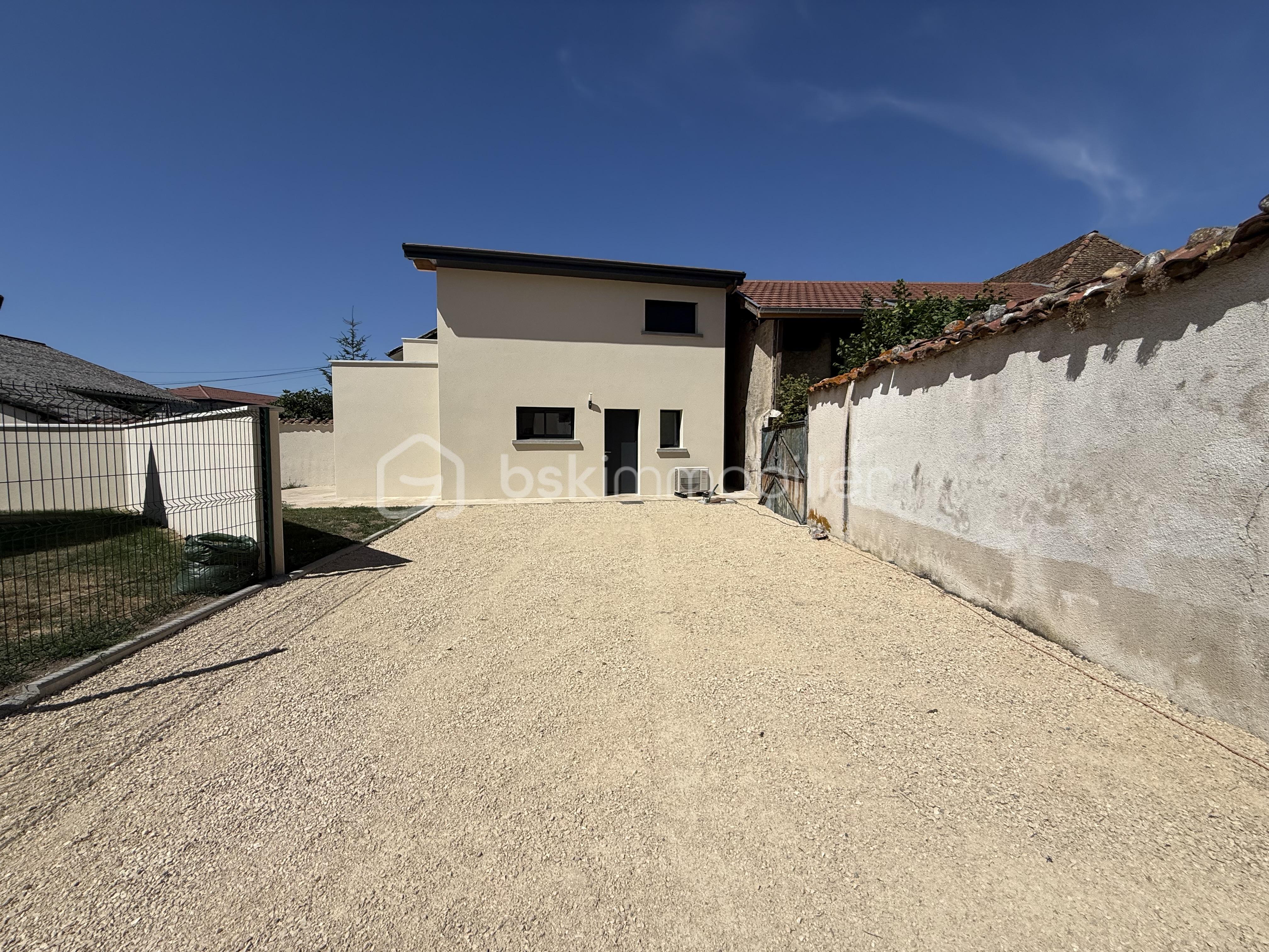 maison la Frette Lapidaire 28 annexe extérieur Cour 1.jpeg