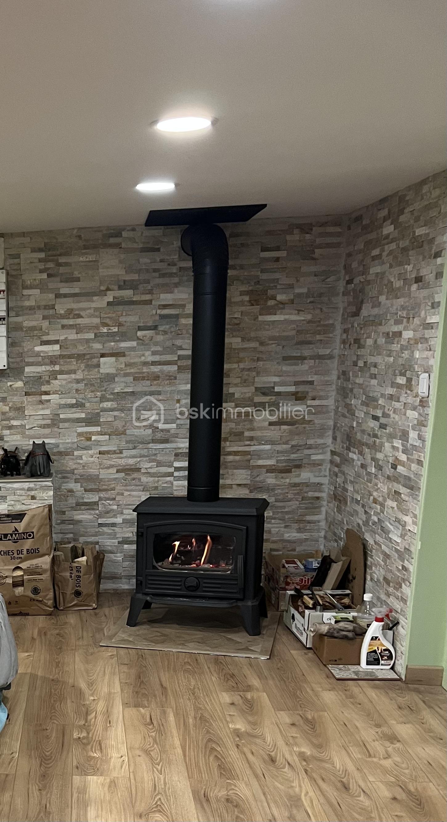 Maison de 120 m² - Photo poele salle de jeux.jpg