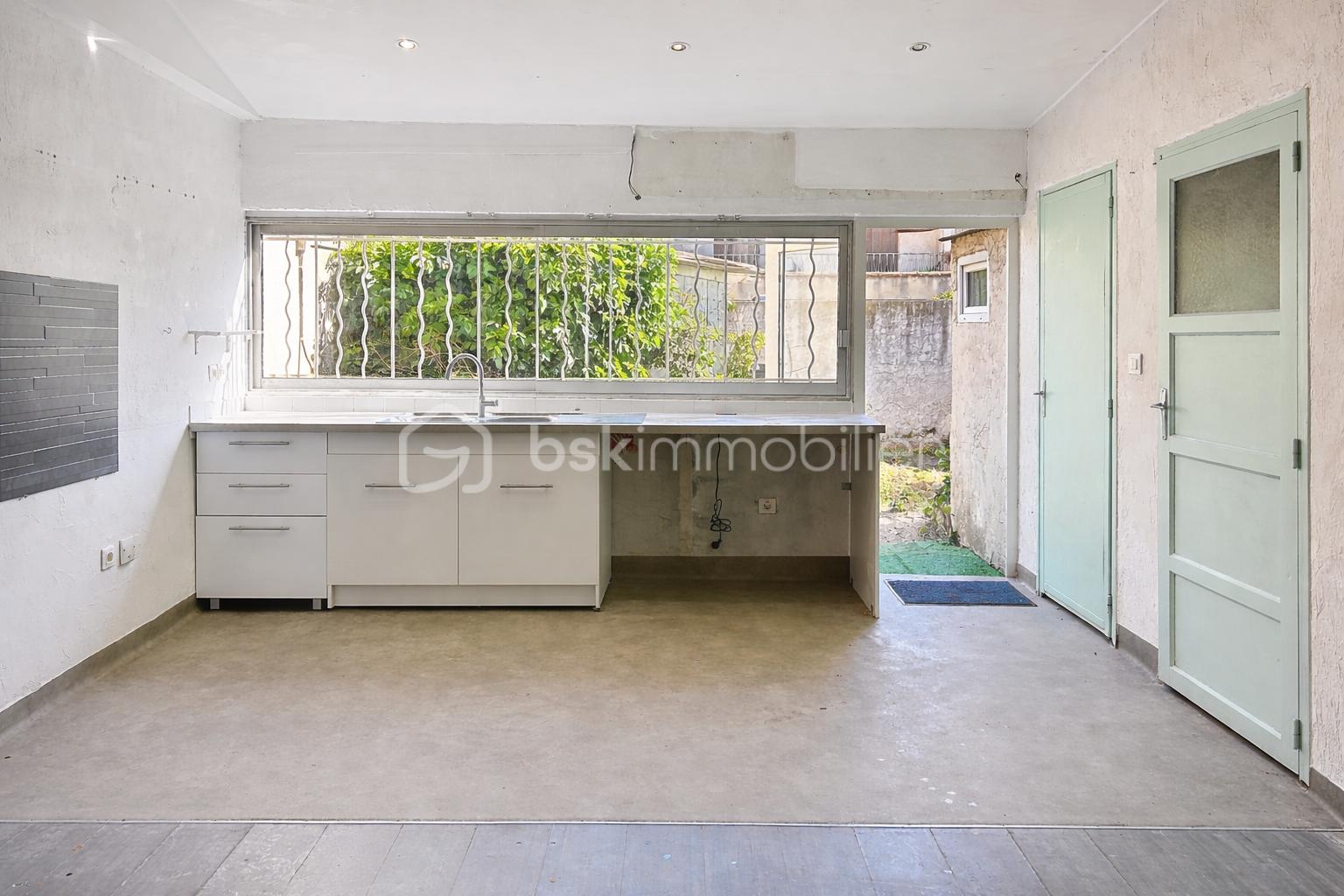 Cuisine minimaliste en plein jour.png