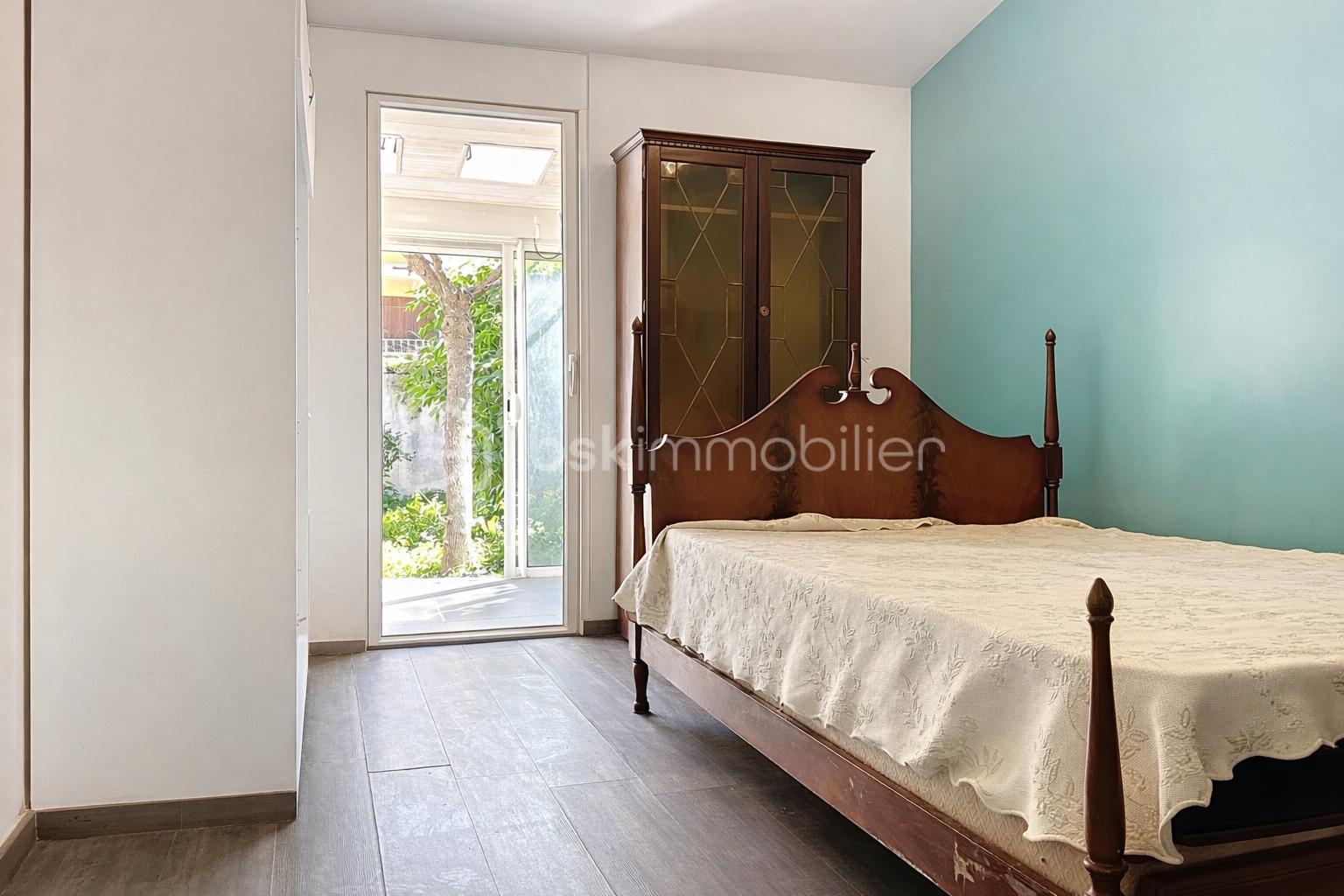 Chambre lumineuse avec vue sur jardin.png