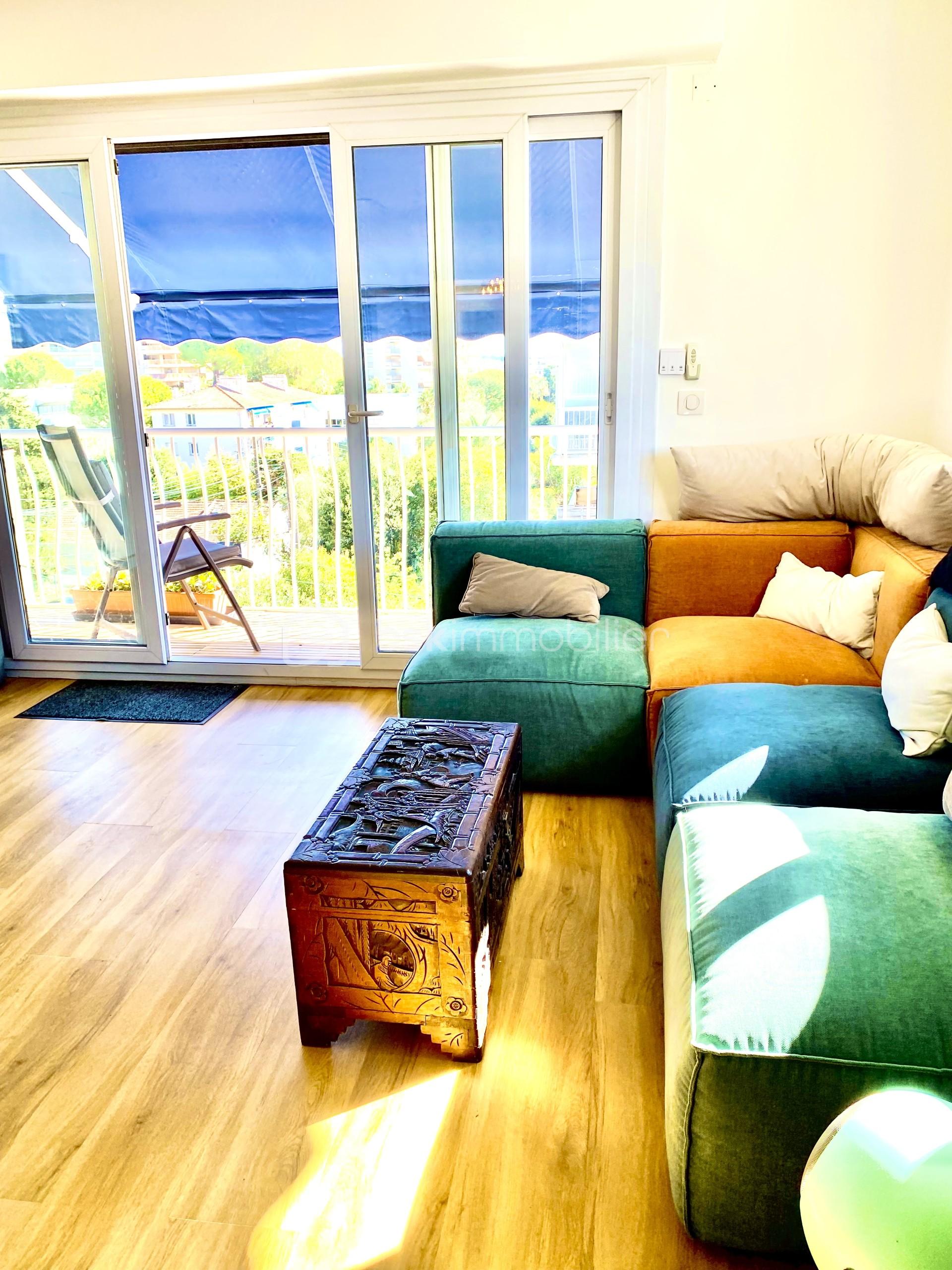 Appartement de 58 m² - canape fenetre.jpg