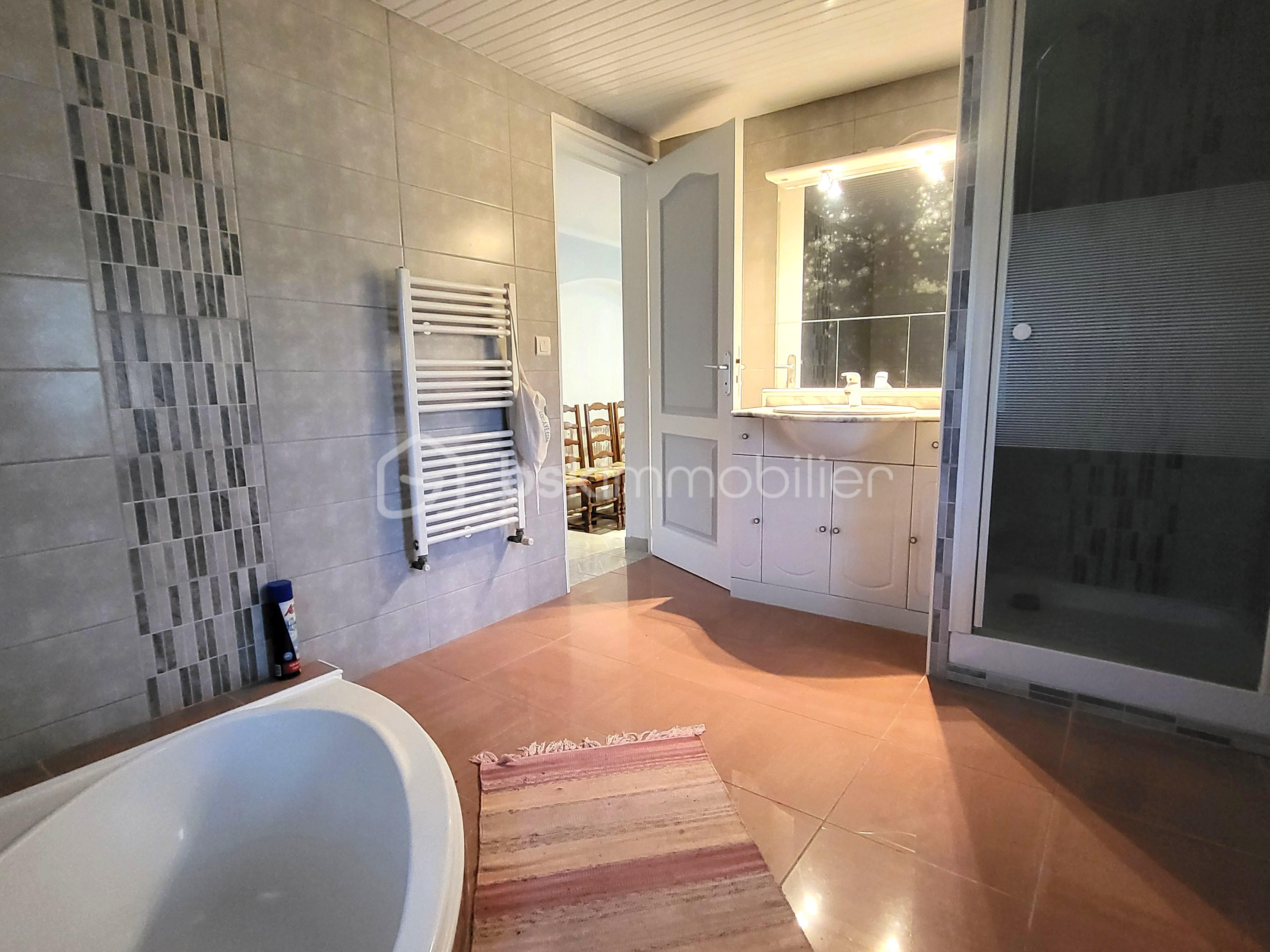 Maison de 140 m² - salle de bain du bas 2.jpg