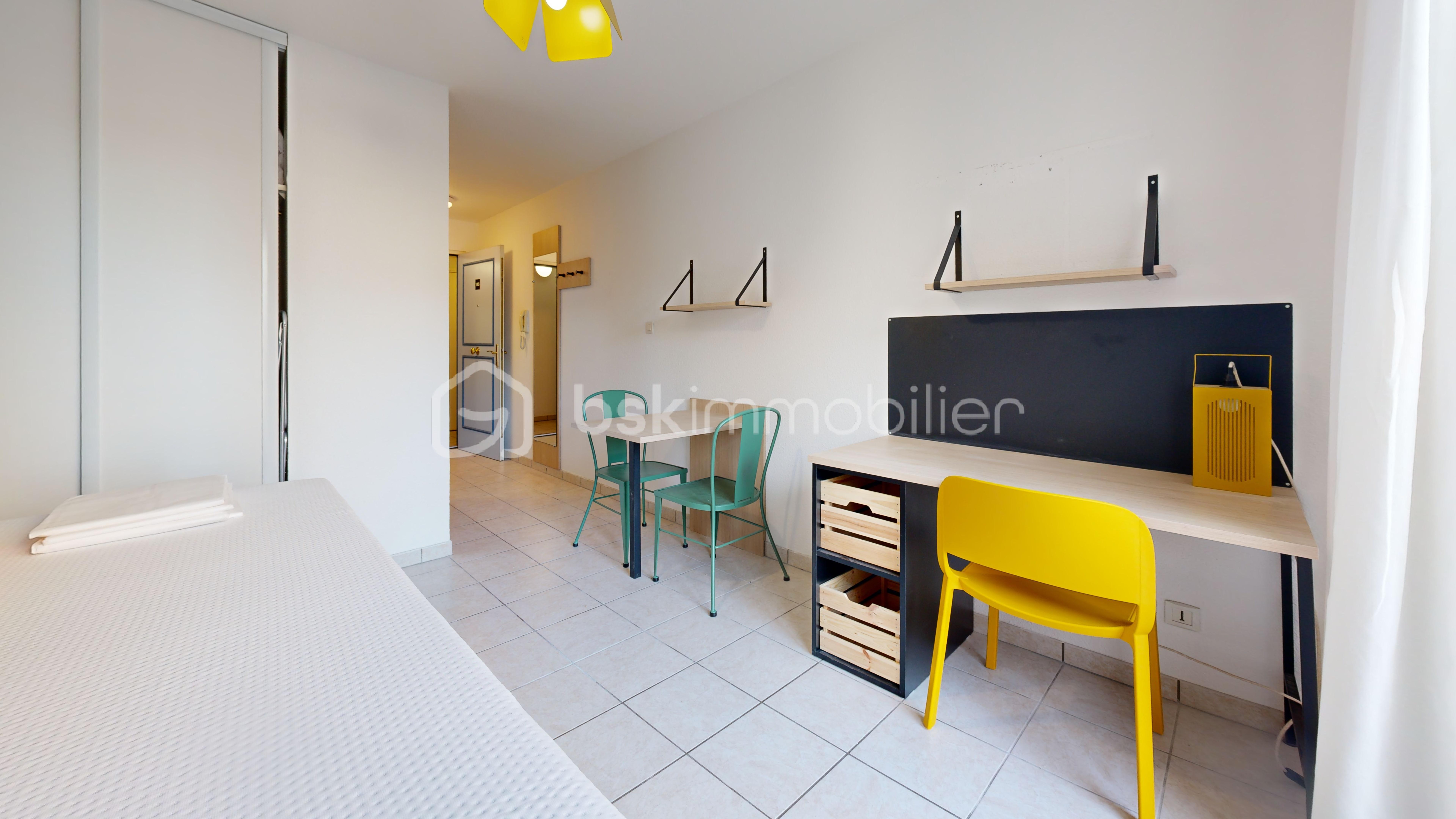 Studette de 18 m² - 43-Rue-Du-Petit-Tour-Bedroom 2.jpg