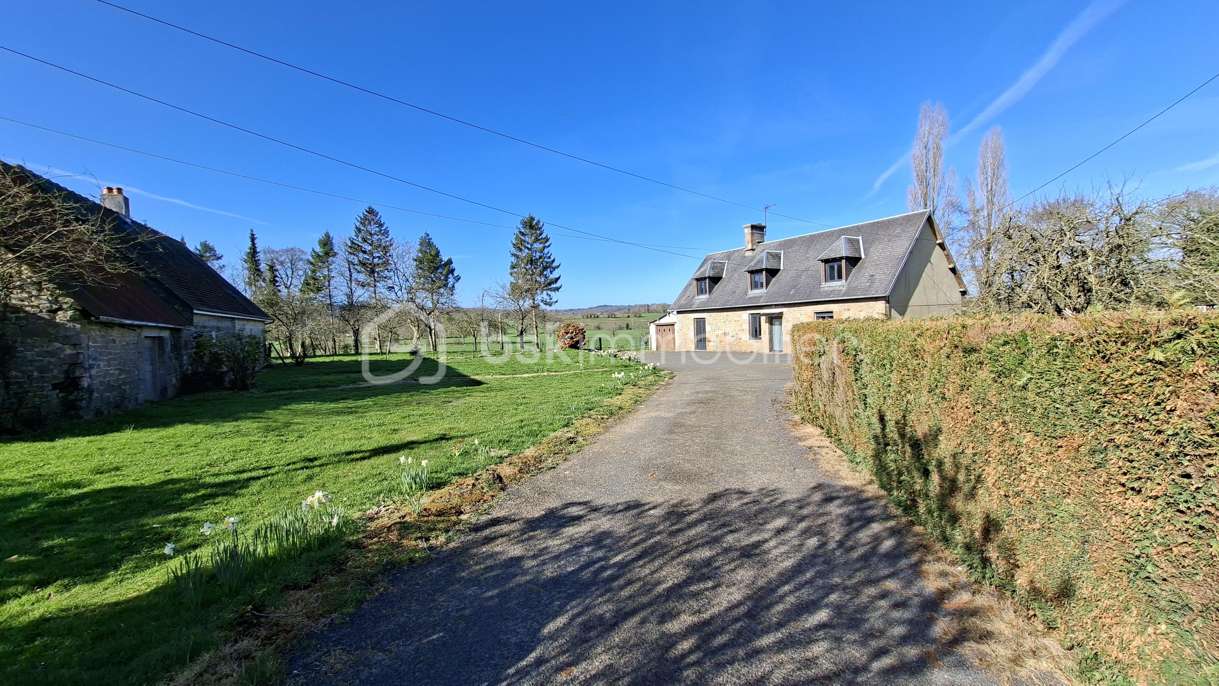 CHARLES facade de loin plze .jpg