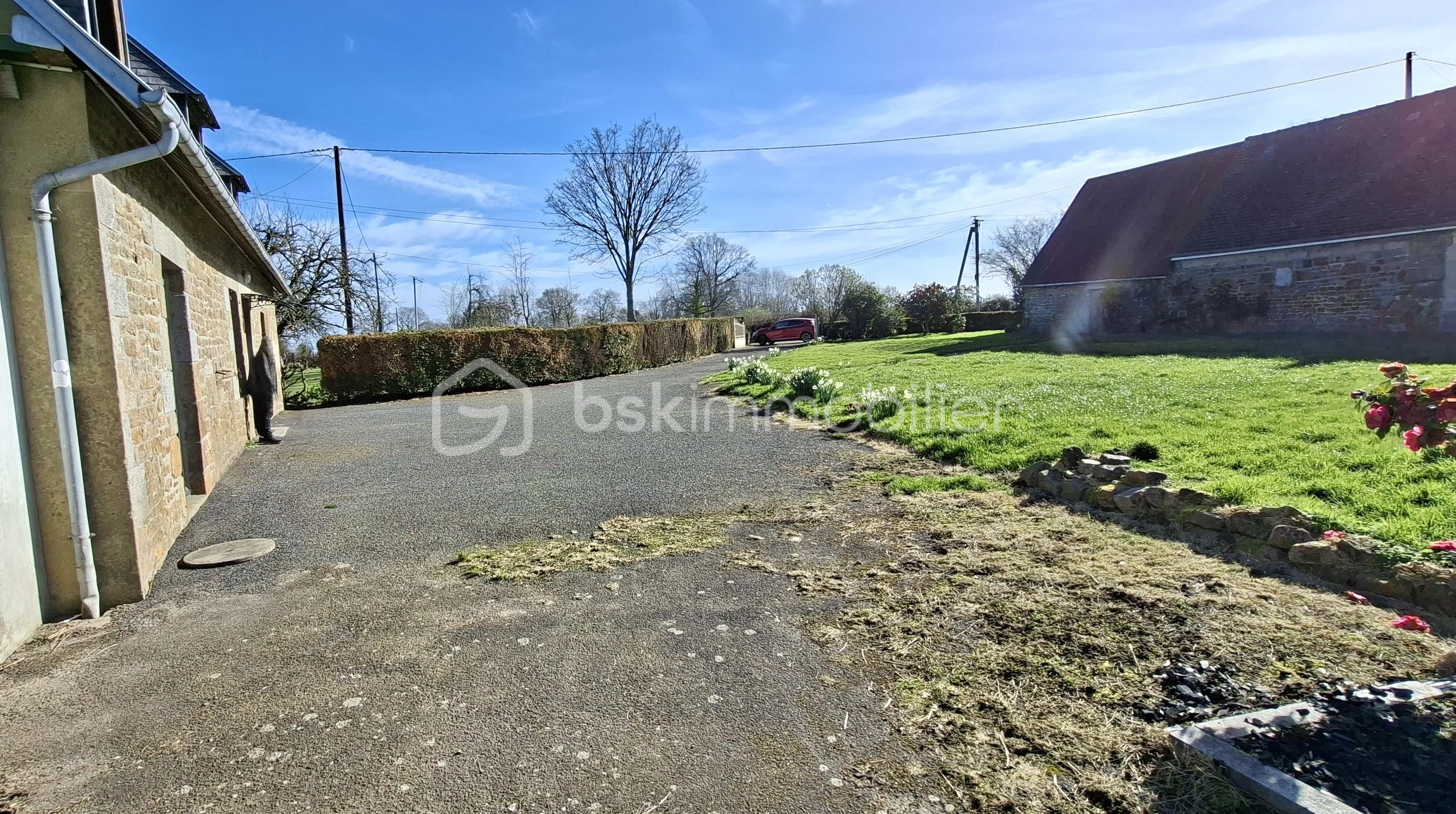 CHARLES terrain avant 2 vers route.jpg