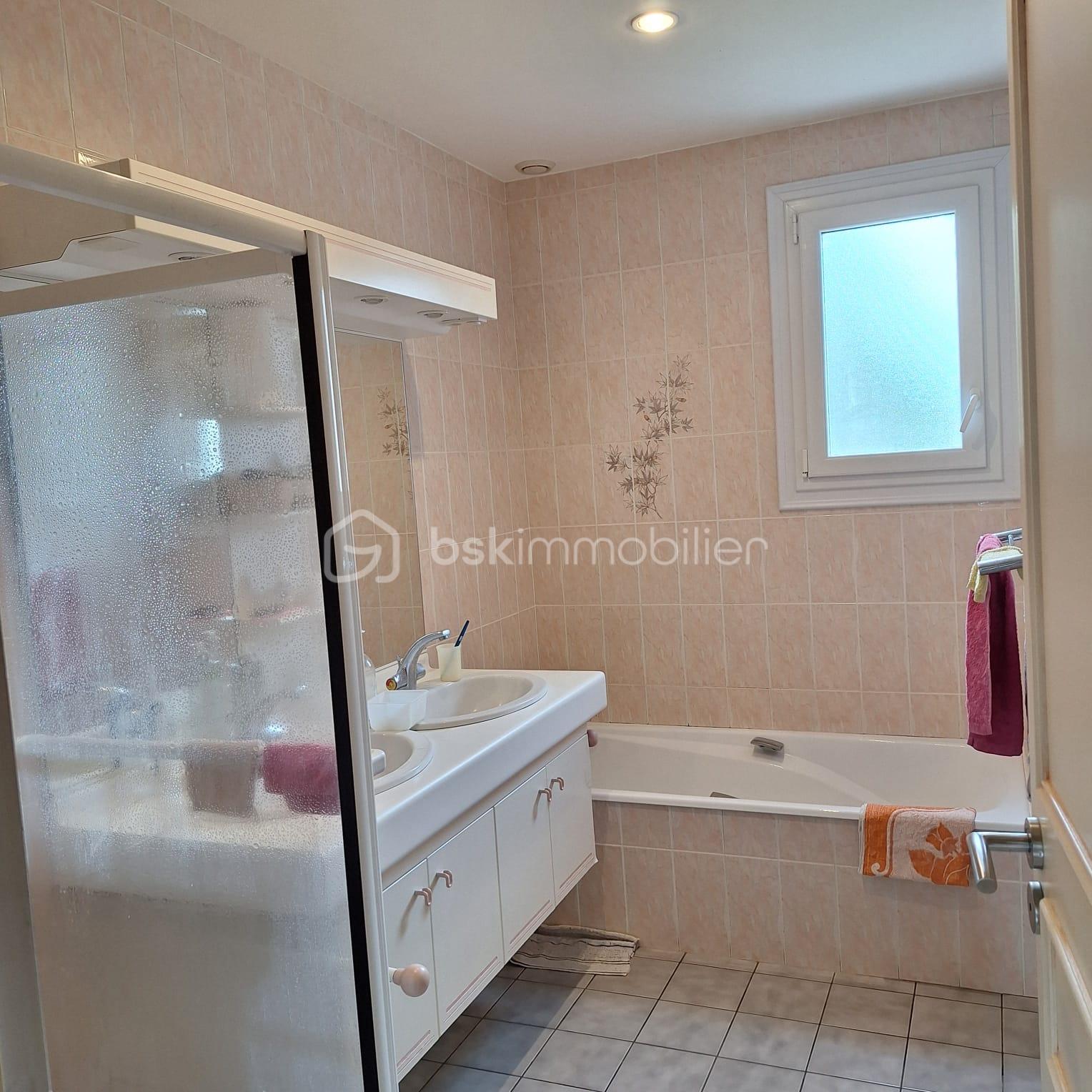 Pavillon de 130 m² - 7712ae24-34b9-4a4f-b22a-4650f4c7231a.jpeg