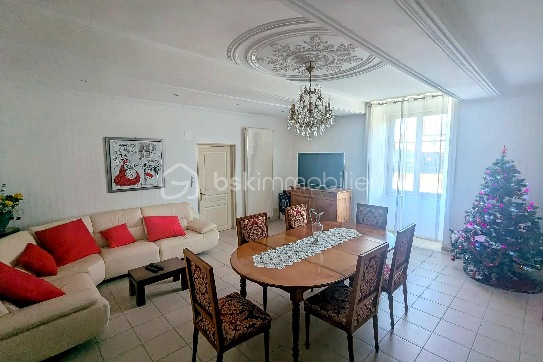 Demeure de 283 m² - hoqi-611cf7c726bb439f9ce50bcc8f5d91e0.jpg