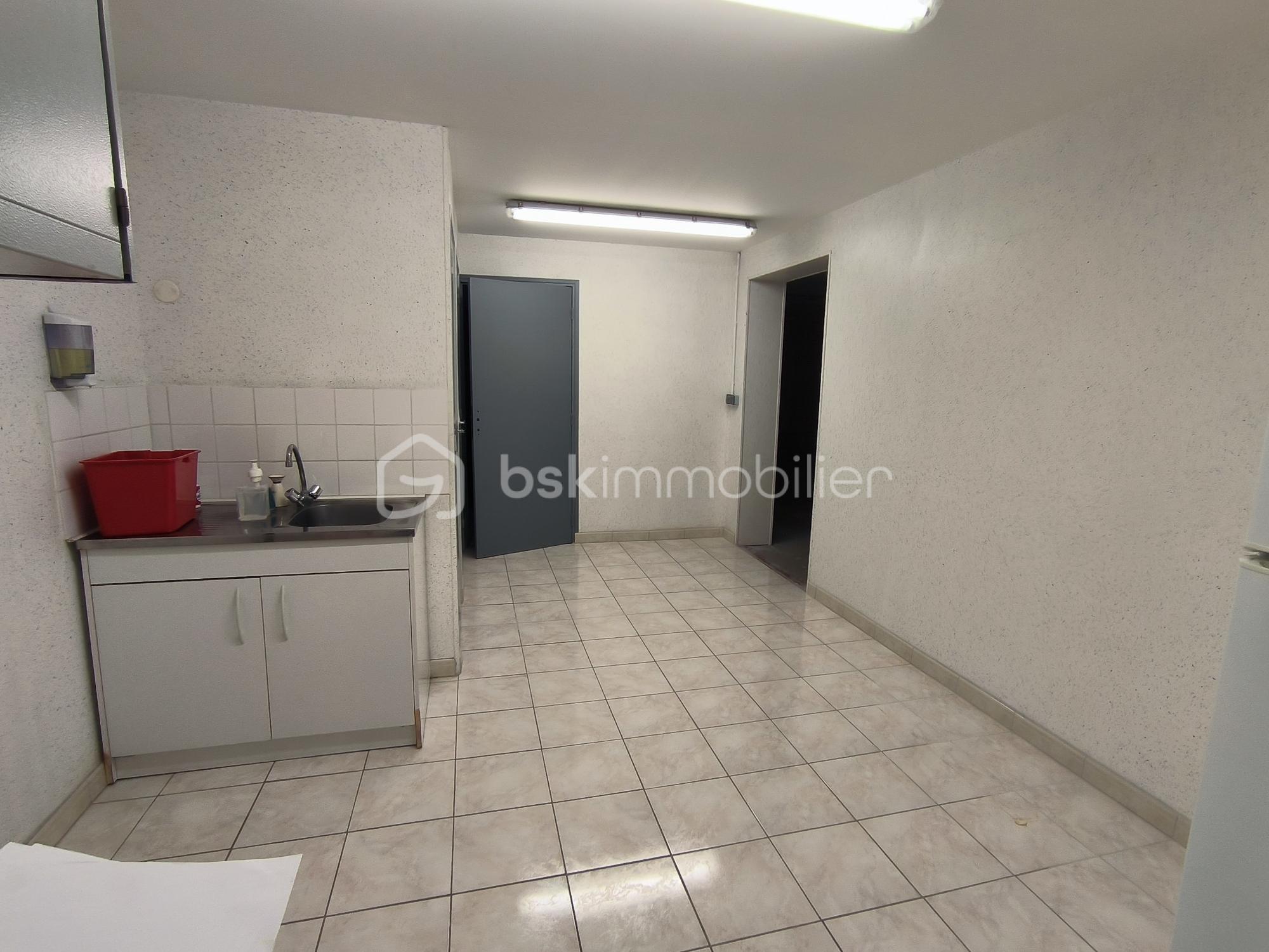 Local d'activités de 161 m² - IMG_20251206_145453.jpg