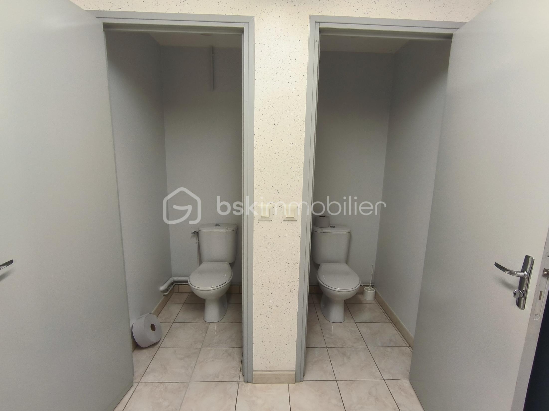 Local d'activités de 161 m² - IMG_20251206_145546.jpg