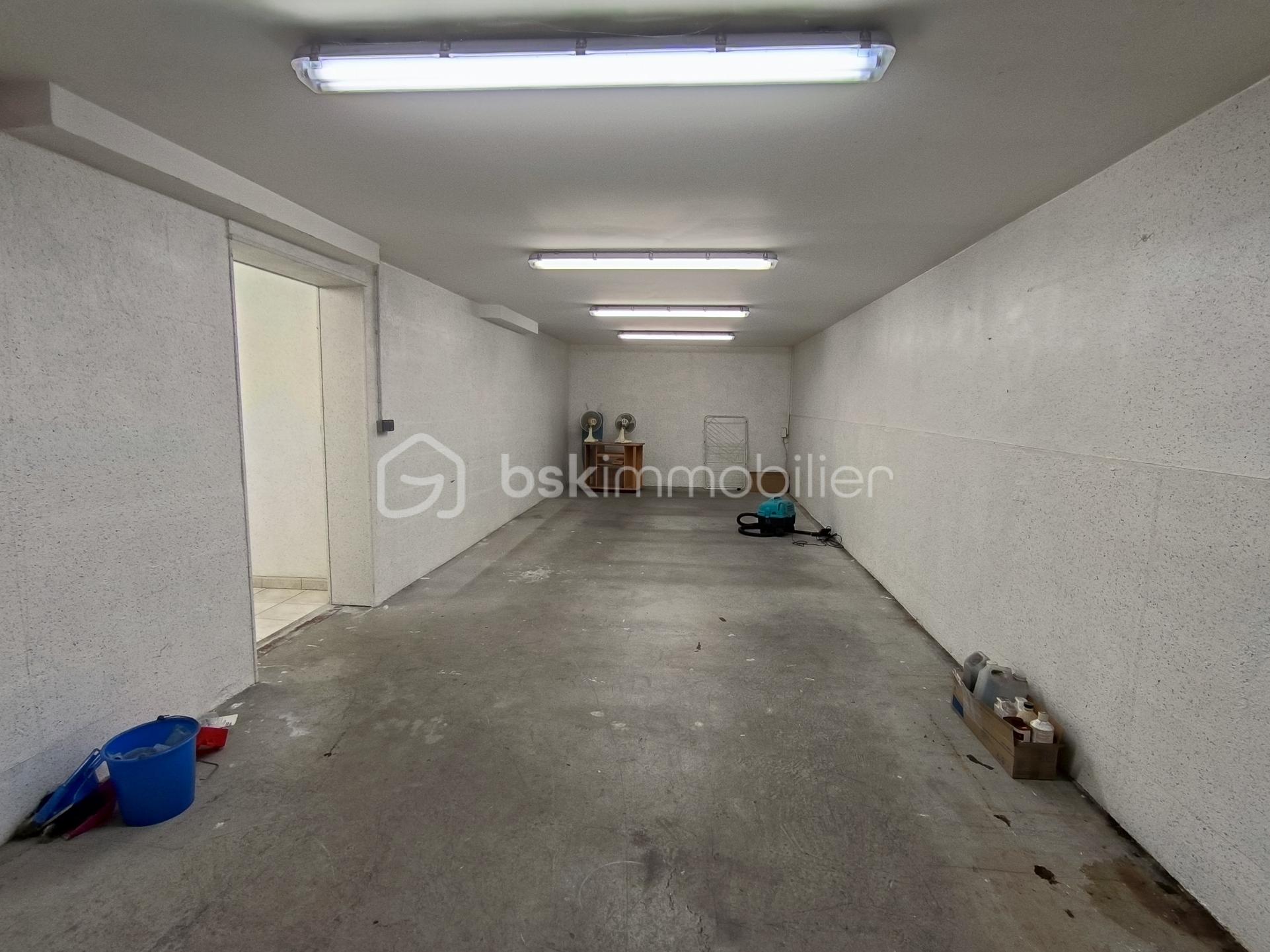 Local d'activités de 161 m² - IMG_20251206_145522.jpg
