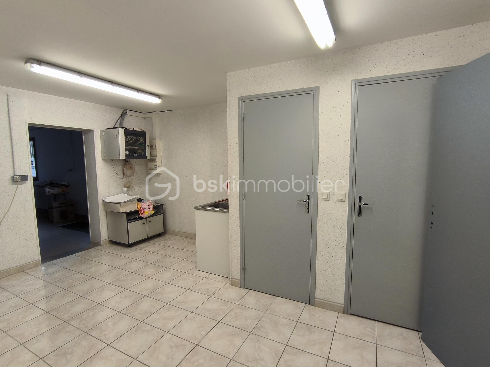 Local d'activités de 161 m² - IMG_20251206_145504.jpg