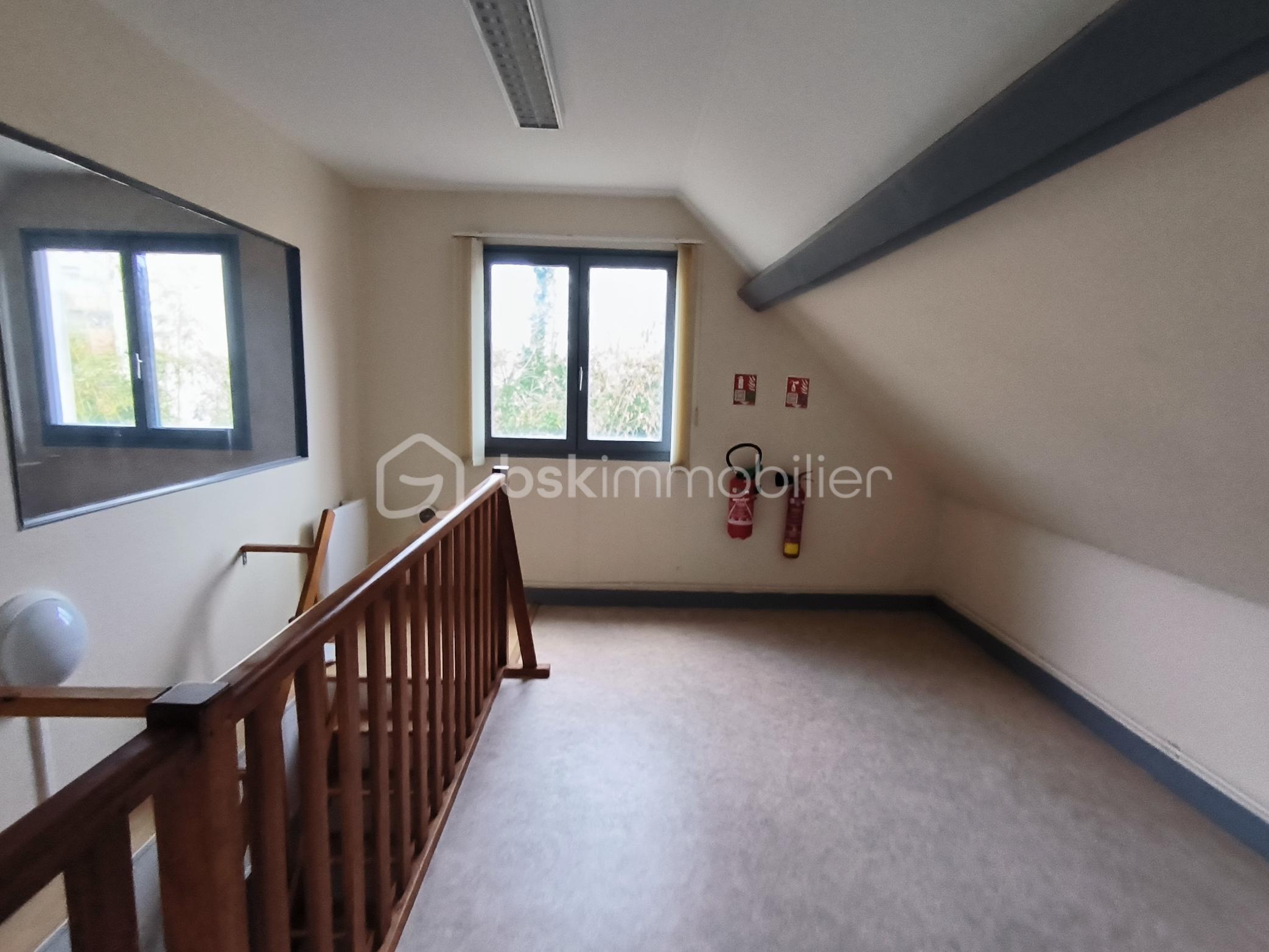 Local d'activités de 161 m² - IMG_20251206_145641.jpg