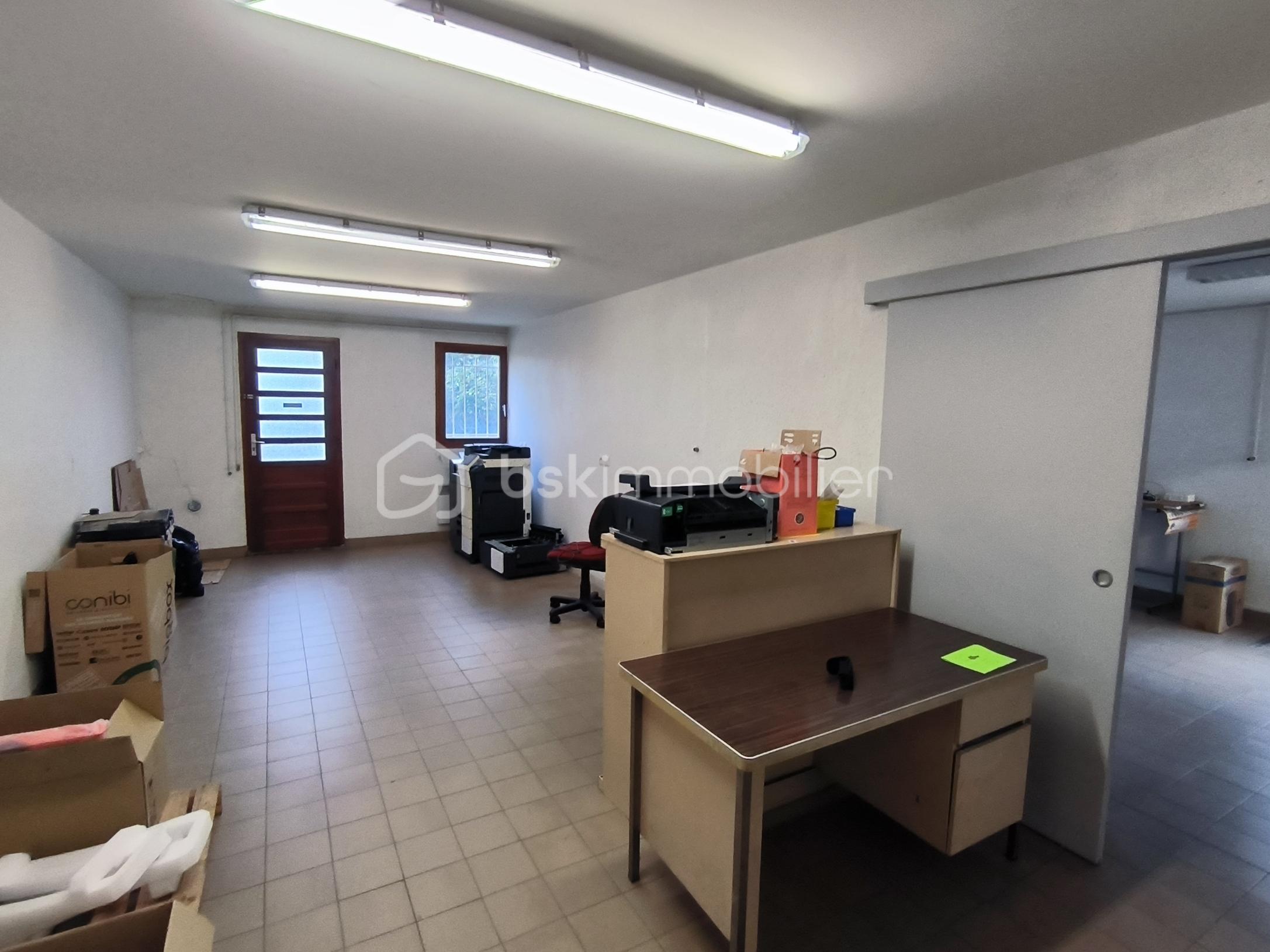 Local d'activités de 161 m² - IMG_20251206_145613.jpg
