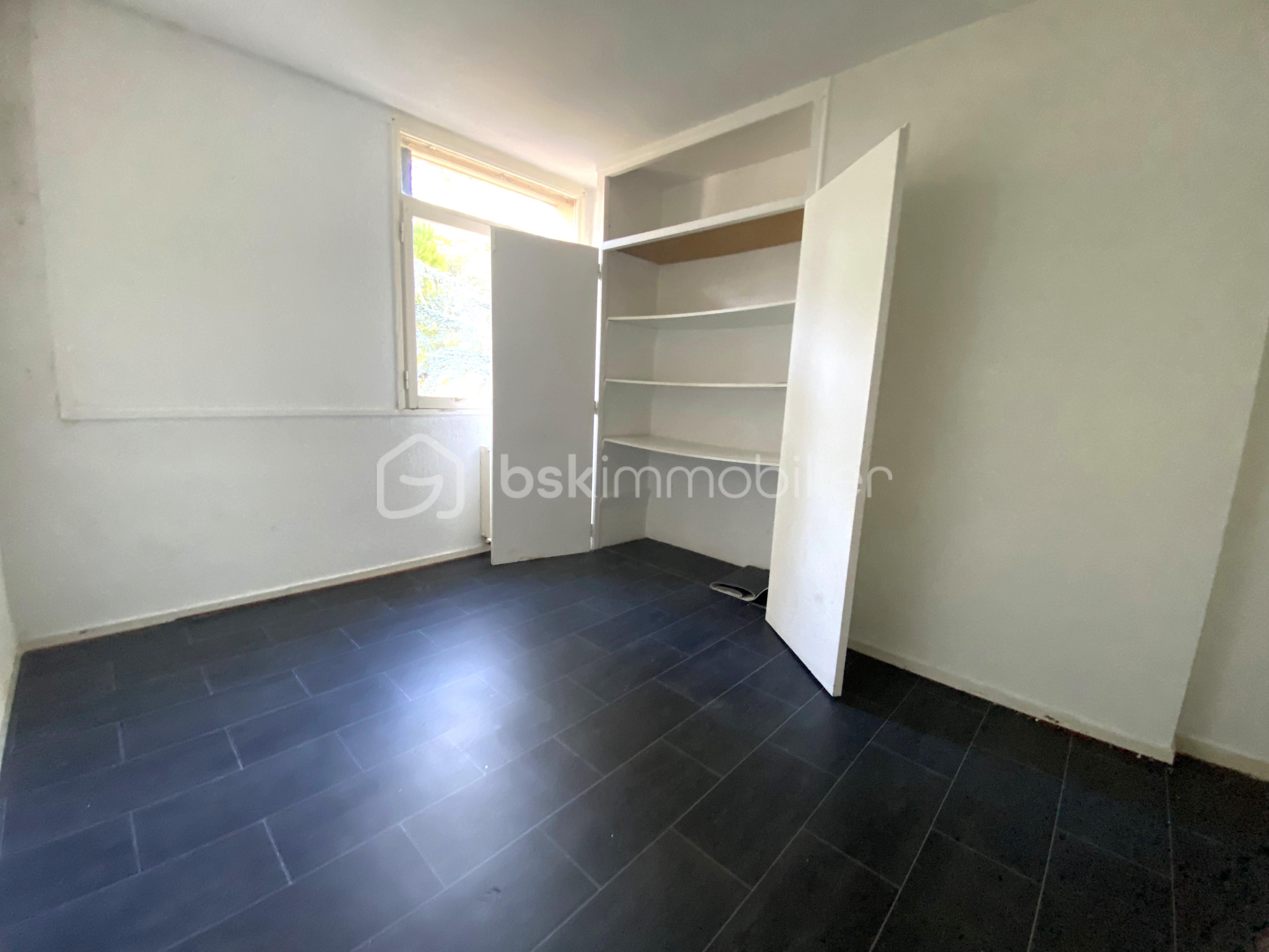 Appartement de 61 m² - Chambre2 placard ouvert .jpg