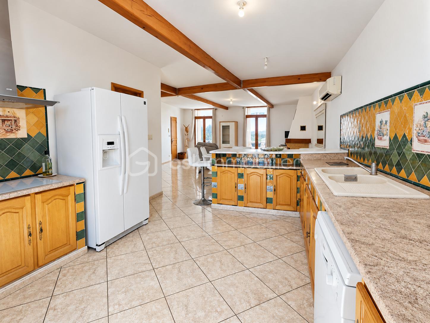 Intérieur immobilier baigné de lumière naturelle-6.png