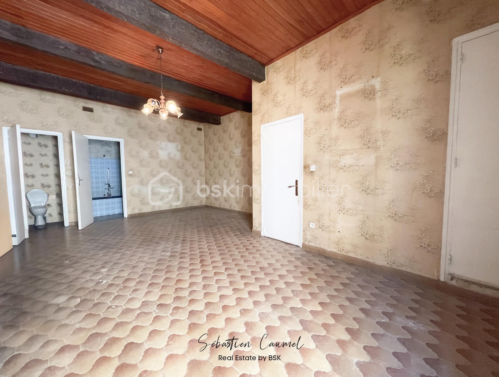 salon-volume-poutres-maison-ancienne-cournonterral-34660.jpg