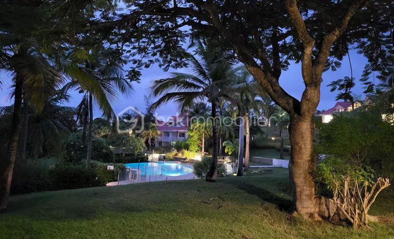 Appartement de 22 m² - piscine de nuit.JPG