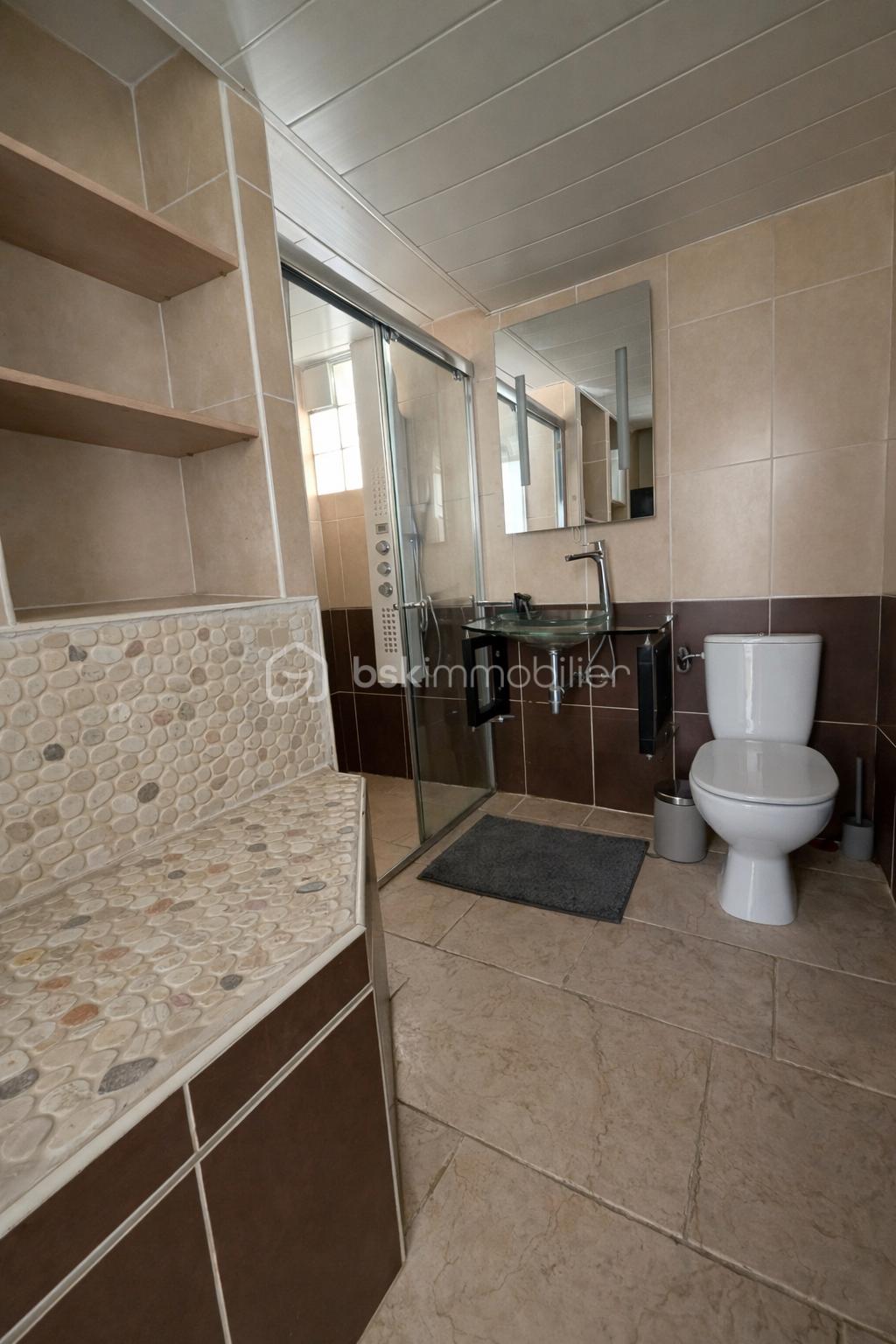 Salle de bains moderne et épurée.png