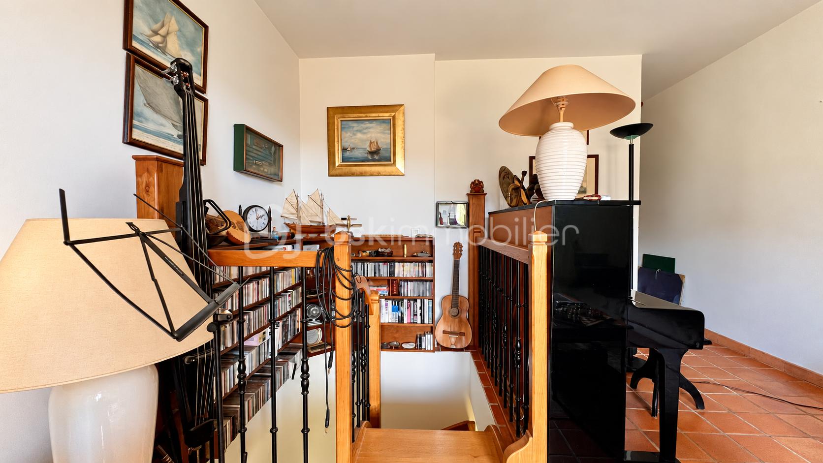 Intérieur musical baigné de lumière naturelle-2.png