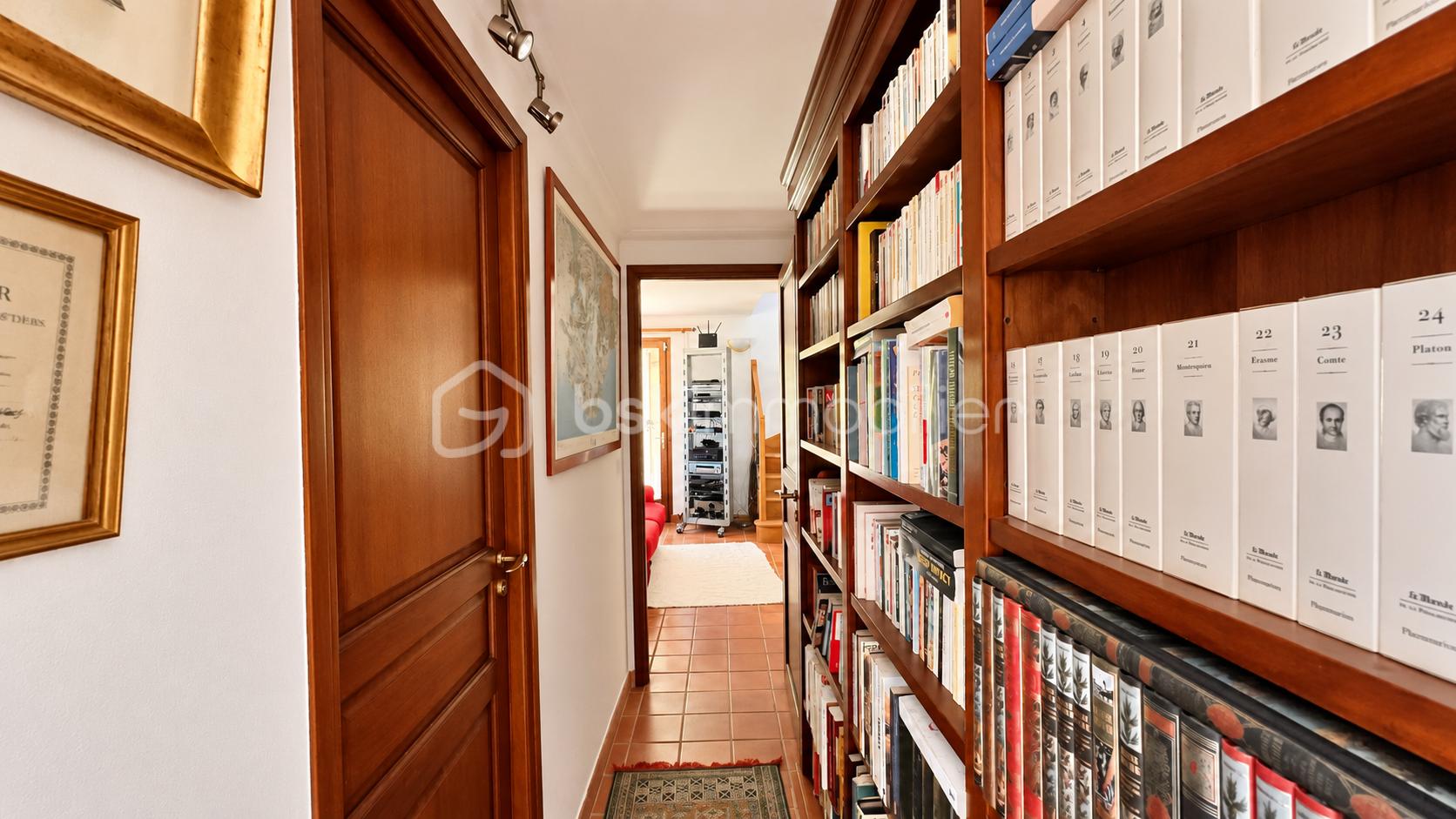 Bibliothèque chaleureuse aux étagères bien remplies-1.png